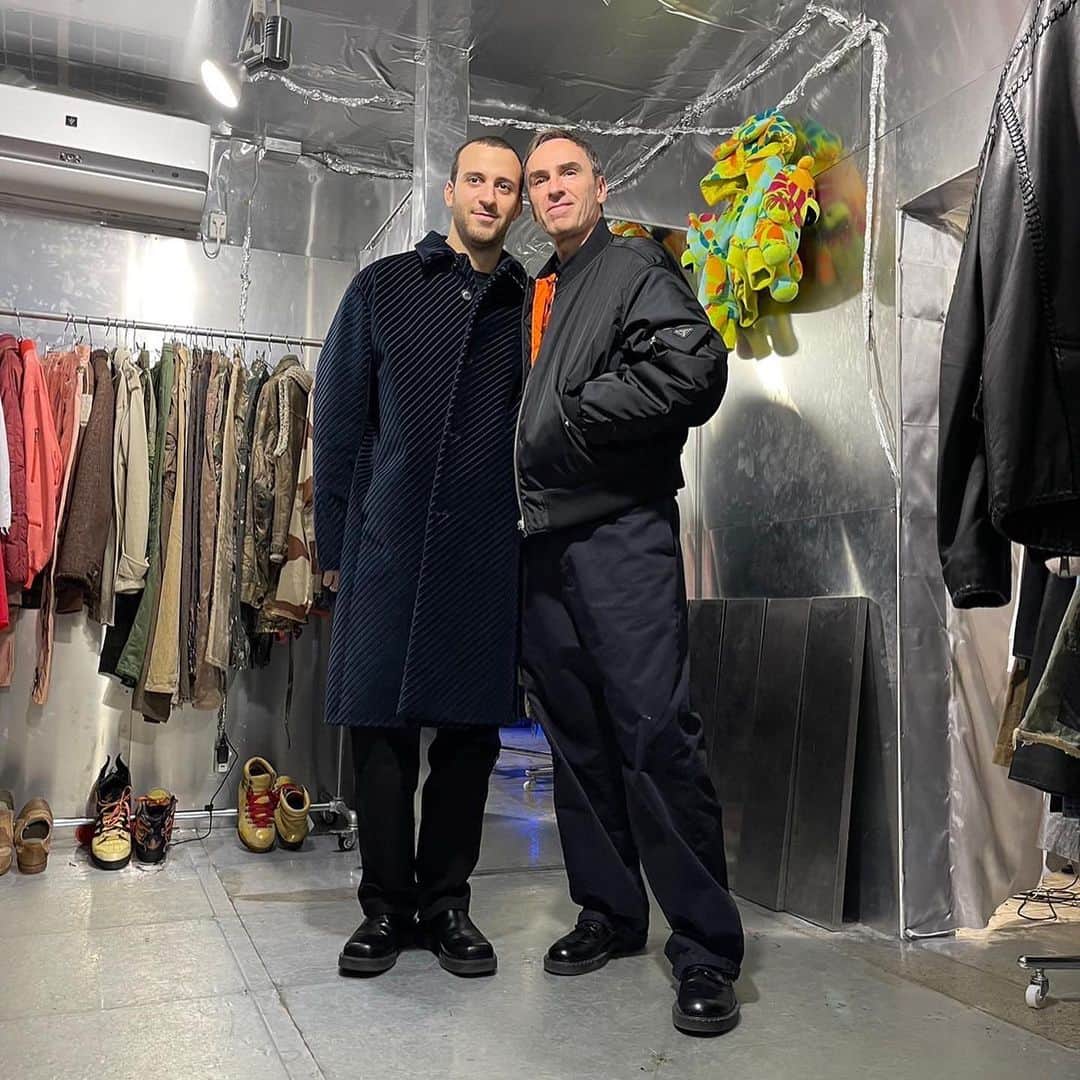 ロザッチのインスタグラム：「年末　@pat_market_tokyo にラフシモンズ氏本人がご来店下さいました。中2の時に初めて買ったブランドがラフシモンズ、もう感無量。  今年もよろしくお願いします。 あ、また一歳年を取りました。  RAF SIMONS visited our store. @pat_market_tokyo  thank you.  #rafsimons #rafsimonsarchive #rafsimonssecond #rafsimonsarchives  #prada #pradamen」
