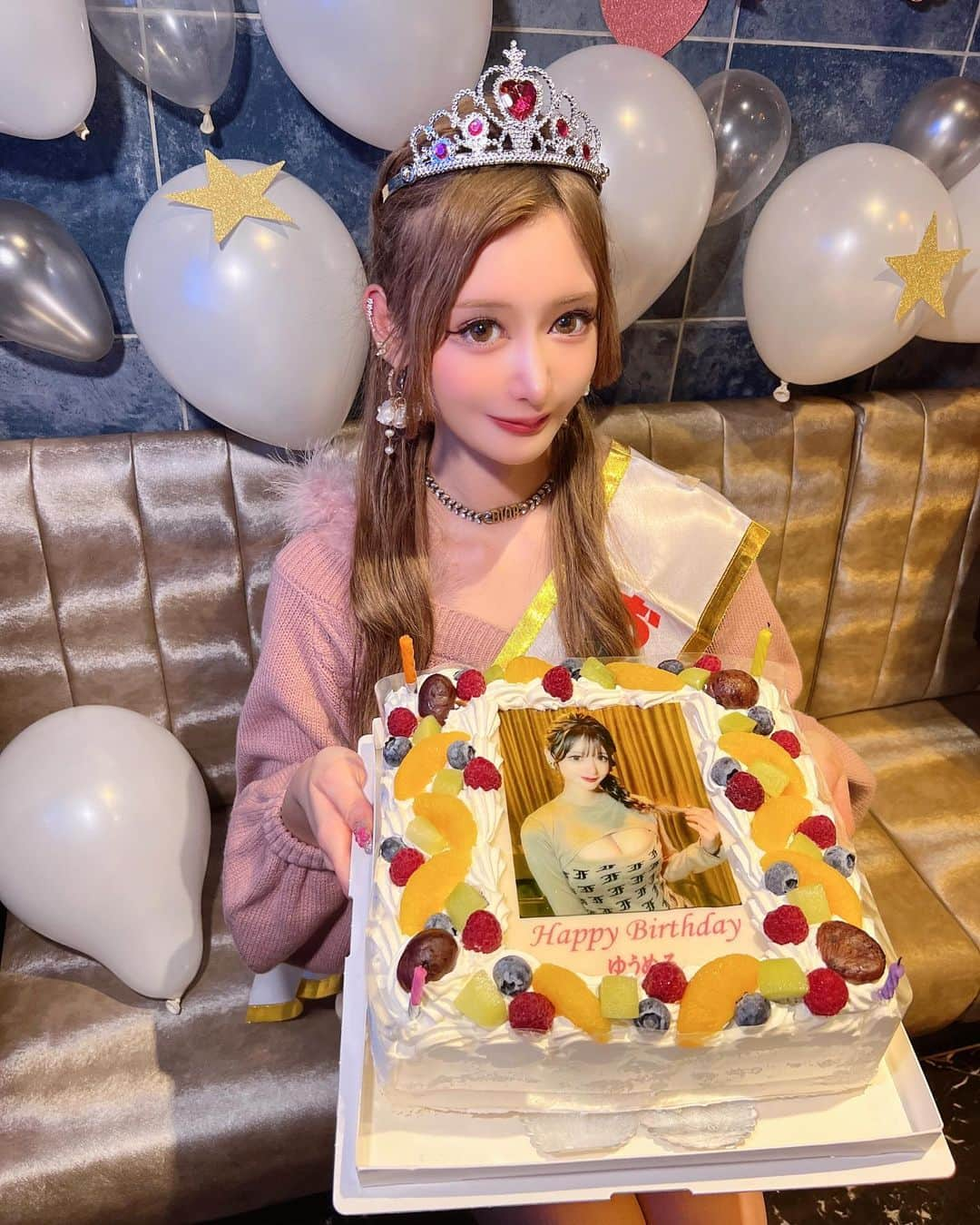 ゆうめろさんのインスタグラム写真 - (ゆうめろInstagram)「誕生日会🎂✨ 私の大好きな友達が集まってくれて 誕生日お祝いしてくれた🥰💕 似顔絵ケーキも本当に嬉しかった〜！ 皆と過ごせて楽しかったありがとう🥳🌈🌹 ・ #誕生日会 #誕生日サプライズ #似顔絵ケーキ  #オーダーケーキ #バースデーケーキ #デコレーションケーキ」1月11日 12時47分 - yk.o0