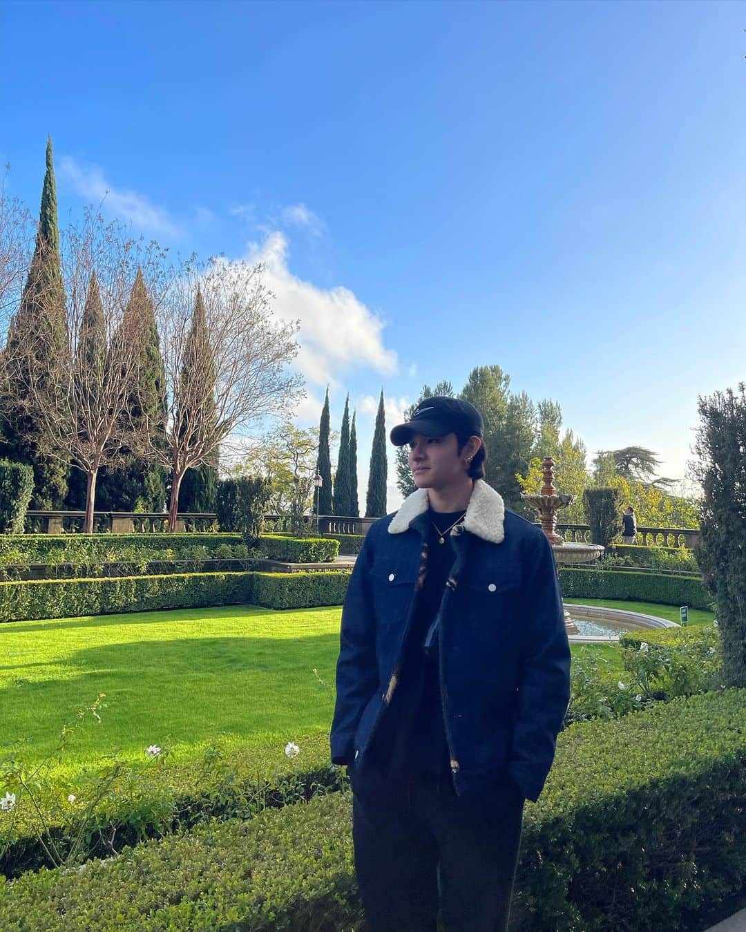 サムエルのインスタグラム：「Kinda shy u know☺️」
