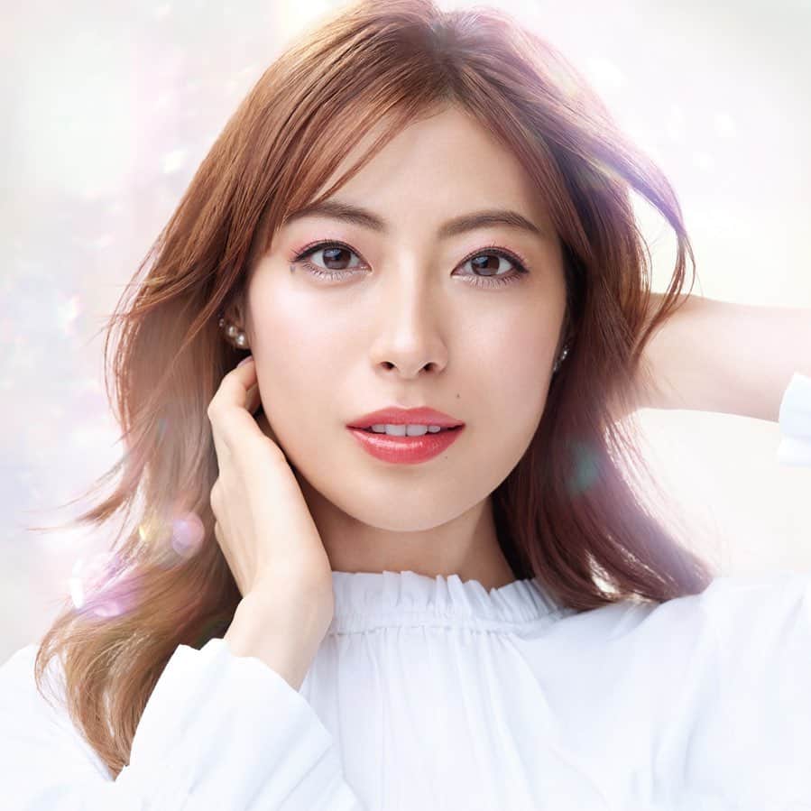 瀧本美織のインスタグラム：「🤍 この度、セザンヌのイメージモデルに なりました！ プチプラで充実したアイテムを私自身楽しみながら皆さんと共有したいなと思っています✨ これからよろしくお願いします💄  @cezannecosmetics    #セザンヌ  #60周年 🎉」