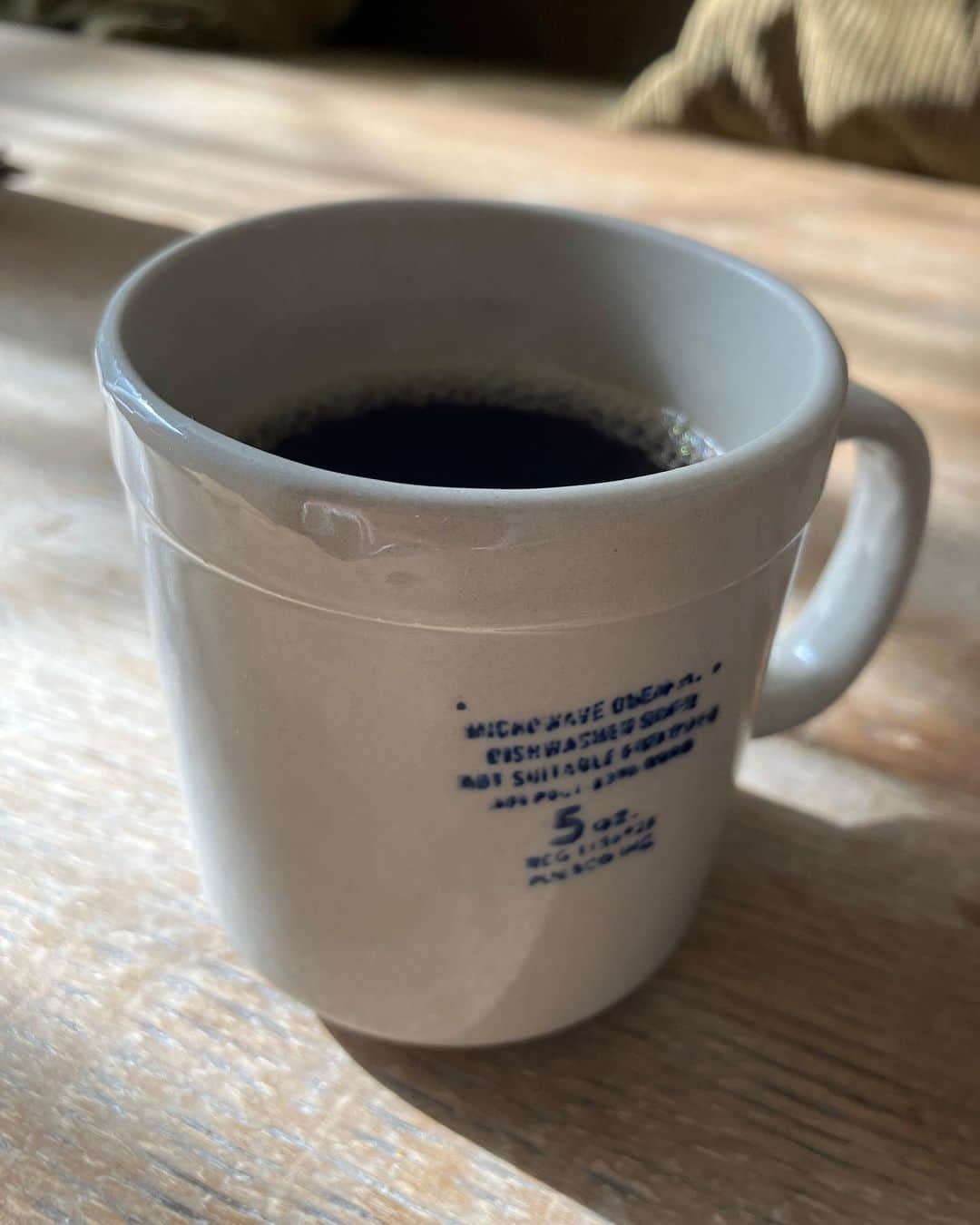 宮戸洋行のインスタグラム：「今年はコーヒーを楽しむ余裕を持てる生活を送れるようになりたいと淹れてみました。空きっ腹に飲んだためか今すごく胃がムカムカしております。この苦情は後ほどコマンダンテ石井くんにぶつけたいと思います。」