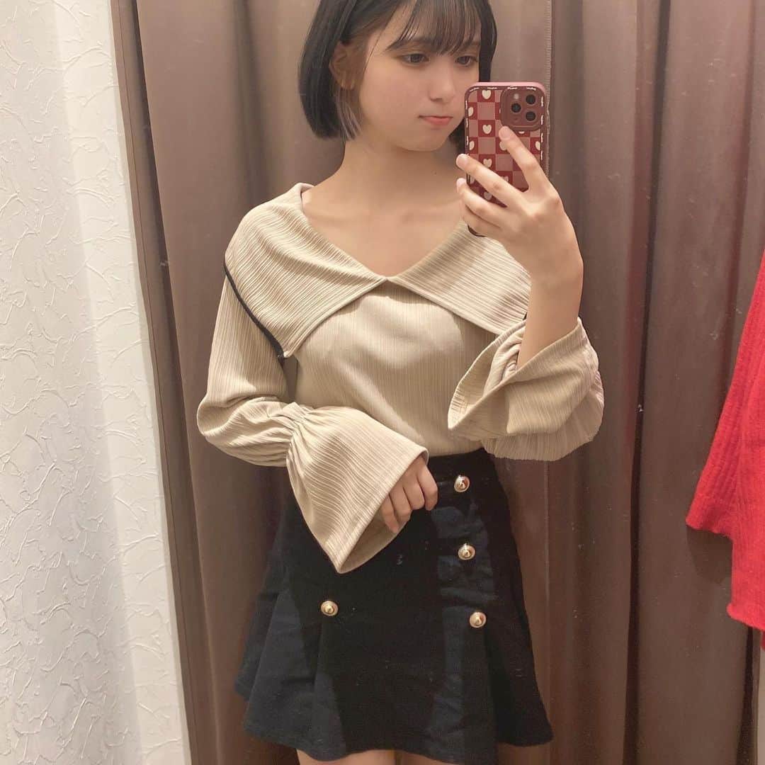 上原ゆなのインスタグラム：「#gorge  ・ ☁️バイカラー襟リブトップス ☻お上品な感じがすごく可愛いでしょー！ 袖のフレアもおすすめポイント✨ ・ ☁️ボタン付きストレッチミニスカート ☻基本的に何にでも合います🥹 パーカーとかと一緒に着たらえぐ可愛かった！ ・ ・ ・  #gorge  #gorgeコーデ  #ファッション  #バイカラー襟リブトップス #ボタン付きストレッチミニスカート」