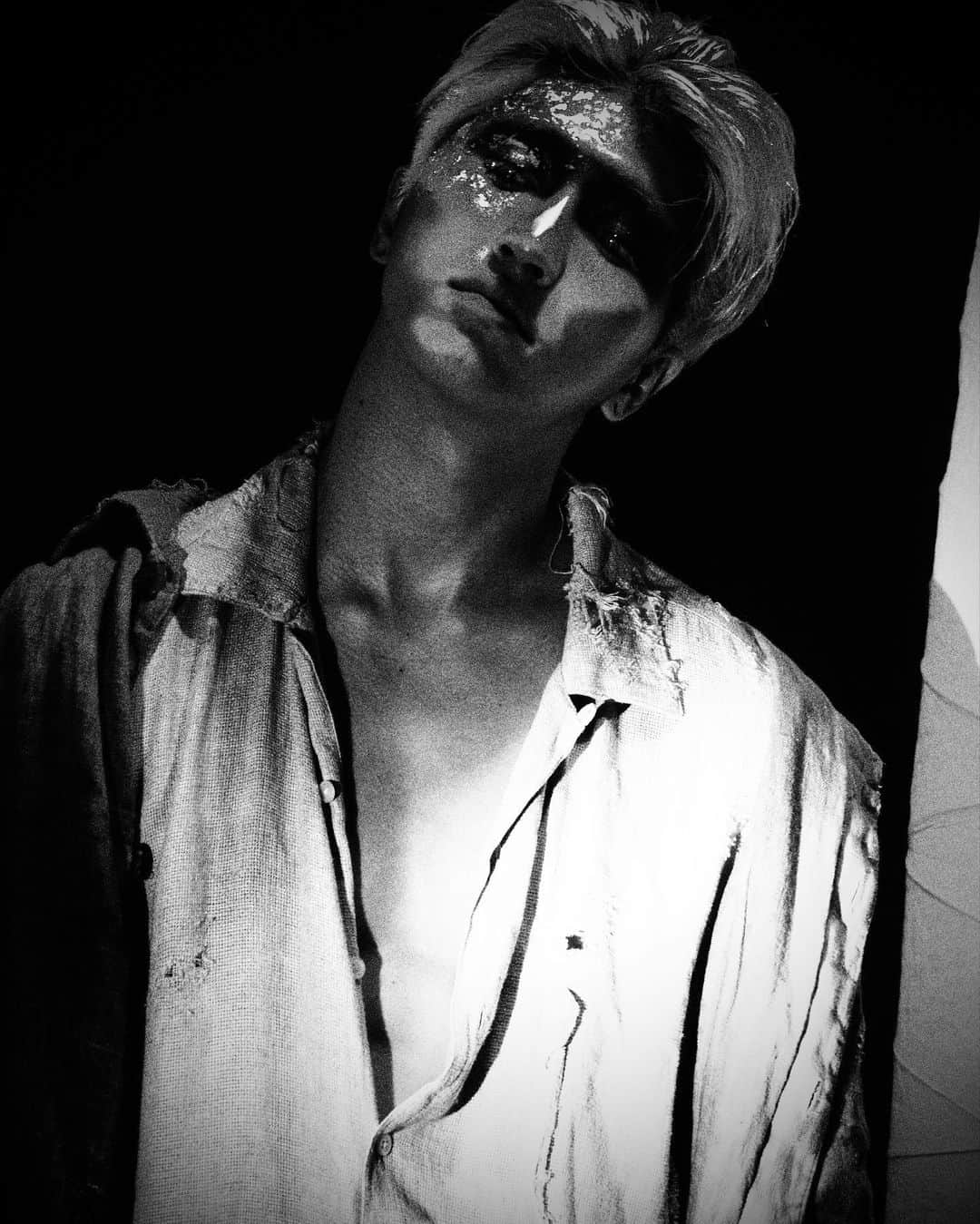 原田デイビッドのインスタグラム：「As I walk through the valley of the shadow of death 💀   #gangstasparadise #shadow #blacknwhite」