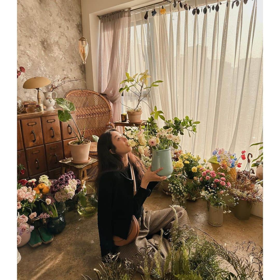 チョン・リョウォンさんのインスタグラム写真 - (チョン・リョウォンInstagram)「. a visit to my favorite flower shop in #쿠론 #ad」1月11日 13時44分 - yoanaloves