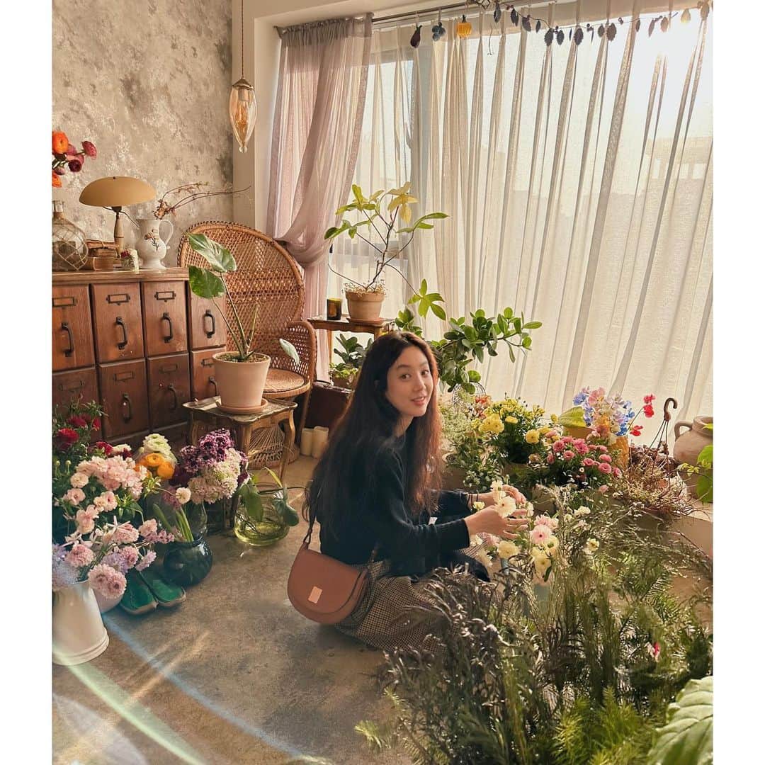 チョン・リョウォンさんのインスタグラム写真 - (チョン・リョウォンInstagram)「. a visit to my favorite flower shop in #쿠론 #ad」1月11日 13時44分 - yoanaloves