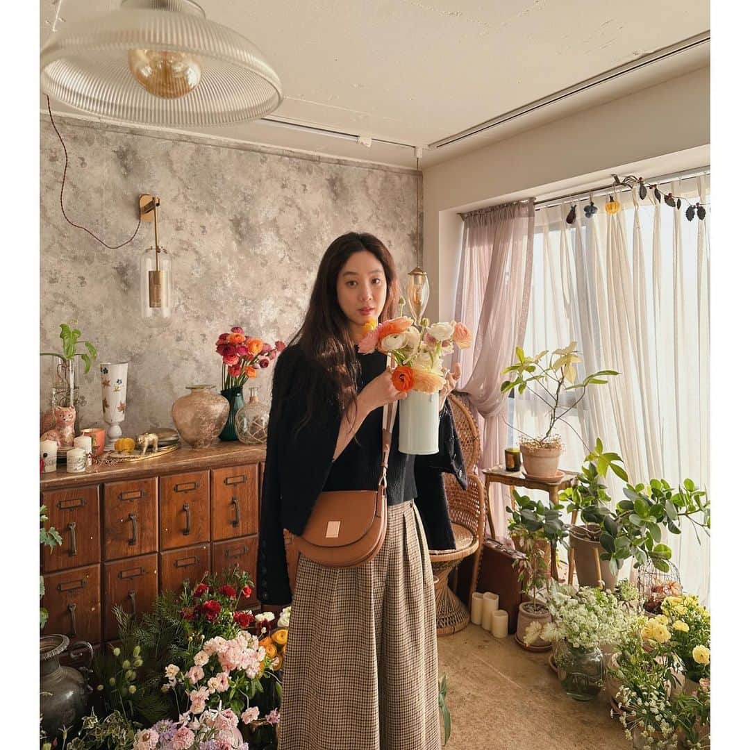 チョン・リョウォンのインスタグラム：「. a visit to my favorite flower shop in #쿠론 #ad」