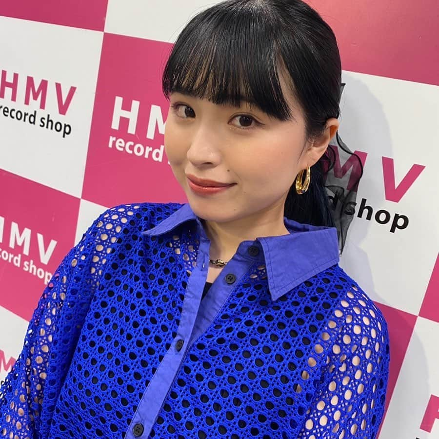 脇田もなりのインスタグラム：「もなりの8ビート発売日！！！ HMV record shop 渋谷 ありがとうございました✨🌈 今年初ライブ楽しかった😭 そして明けましておめでとうございます㊗️🍾 2023年沢山歌って行きます！！！  今週は 土曜日はタワーレコード池袋 18:00〜 日曜日はタワーレコード横浜 15:00〜  是非もなりの8ビート7inch ゲットしにきてください✨  そして気分変えて髪色はブルーブラックにしたっ笑🫐🟦  #2023 #1月11日 #もなりの8ビート #発売日 #ありがとう #ブルーブラック #今年もよろしくお願いします」