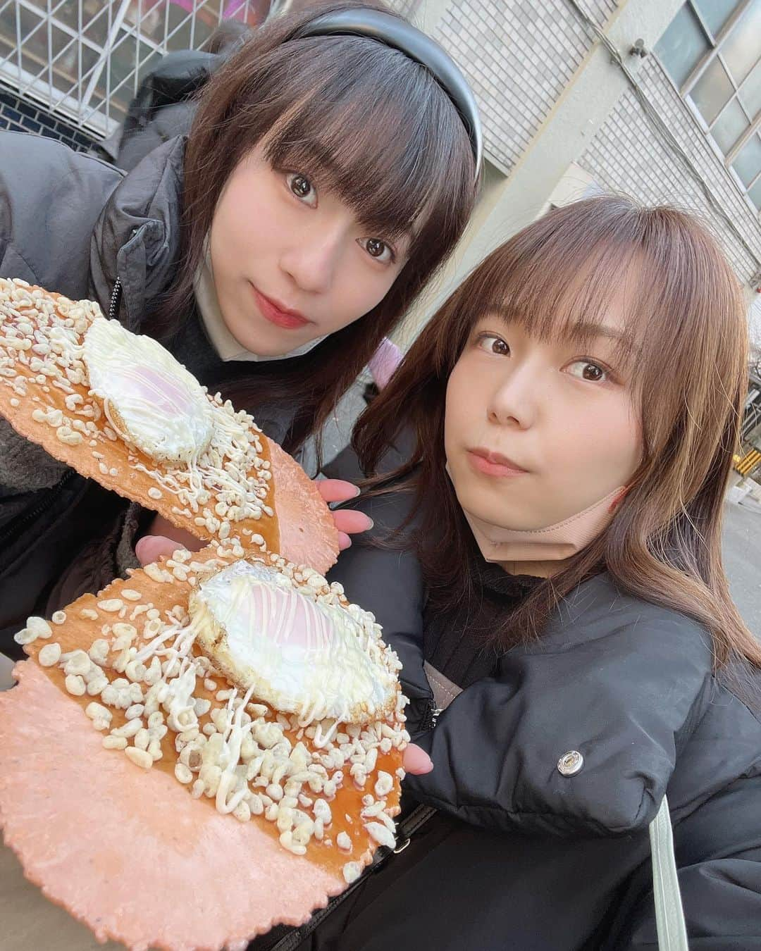 優木瑛美のインスタグラム：「パチ者chの決起会🧡  えみーなとスタッフさん達とえべっさんへ✨ 残り福にあやかってきました😍  引いたおみくじは2人共「末吉」！！ でも内容が苦労はあれど今年の終わりには成功する…みたいな事かいてたので、頑張りたいと思います💪🏻  皆様！ YouTubeで【パチ者CH】と検索してチャンネル登録をぜひよろしくお願いします💓  あと1,000時間再生で記念すべき収益化を達成するので！！！  お力を貸してください〜🙇🏻‍♀️  今年もパチ者CHをご贔屓に🧡🧡  #パチ者ch #パチモン #パチ者 #YouTube #パチンコ #パチスロ」