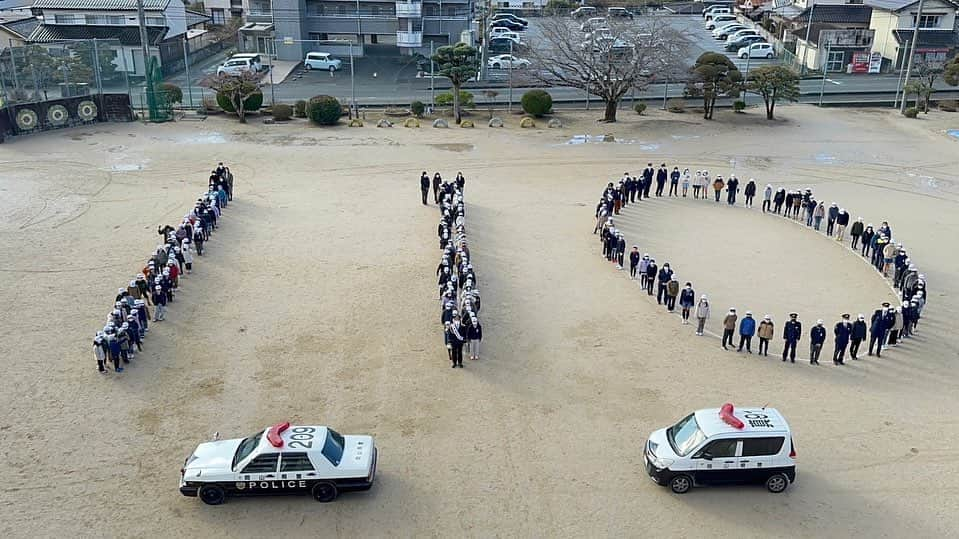 ハロー植田さんのインスタグラム写真 - (ハロー植田Instagram)「昨日は110番の日👮‍♂️  母校勝山小学校で防犯や交通安全についてお話しさせていただきました。  今朝の地元の山陽新聞朝刊にも載せていただき、しかも高校の後輩で紅白歌手JO1豆原くんの記事の隣で光栄でした✌️  母校での仕事は本当嬉しいです！！  ♪ARIGATO〜（B’z『ARIGATO』より）  #110番の日 #真庭市 #勝山小学校 #山陽新聞 #JO1豆原 #ハロー植田 #bz」1月11日 23時42分 - inababa178