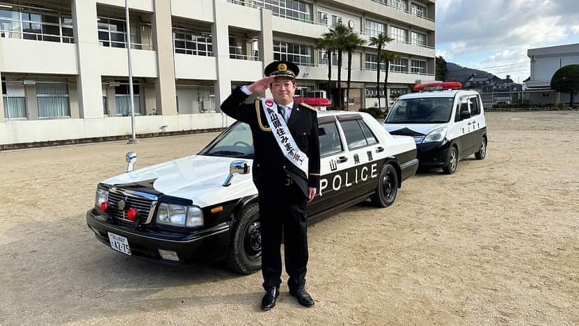 ハロー植田のインスタグラム：「昨日は110番の日👮‍♂️  母校勝山小学校で防犯や交通安全についてお話しさせていただきました。  今朝の地元の山陽新聞朝刊にも載せていただき、しかも高校の後輩で紅白歌手JO1豆原くんの記事の隣で光栄でした✌️  母校での仕事は本当嬉しいです！！  ♪ARIGATO〜（B’z『ARIGATO』より）  #110番の日 #真庭市 #勝山小学校 #山陽新聞 #JO1豆原 #ハロー植田 #bz」