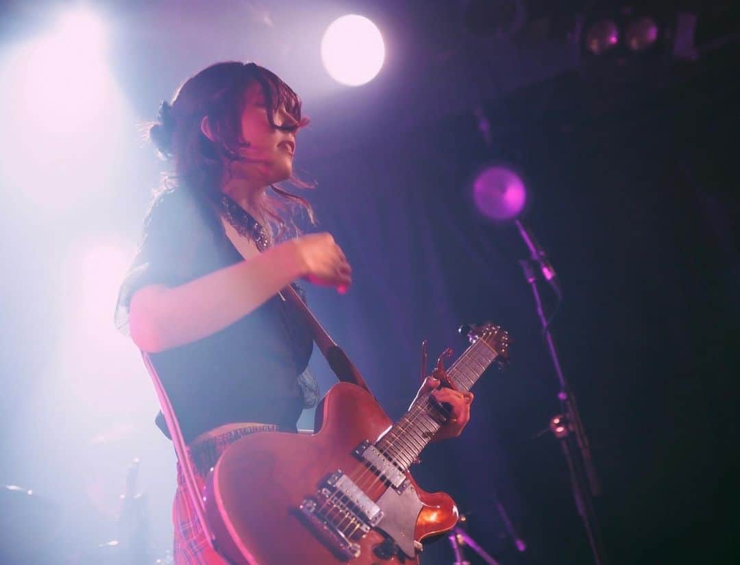 森脇加奈子のインスタグラム：「2022.12.22(thu) fleufleu Presents CRAZY ABOUT YOU at 渋谷eggman  fleufleu × TRiDENT  photo by @sai_cho_823   #fleufleu #TRiDENT #guitar #vocal #guitarvocal #ギター女子 #ギターボーカル #guitarist #rock #rockband #band #girlsband #ガールズバンド#japanese #japanesegirl #live #livephotography #photo #photography #tagsforlikes #followme #팔로우미 #tfl」