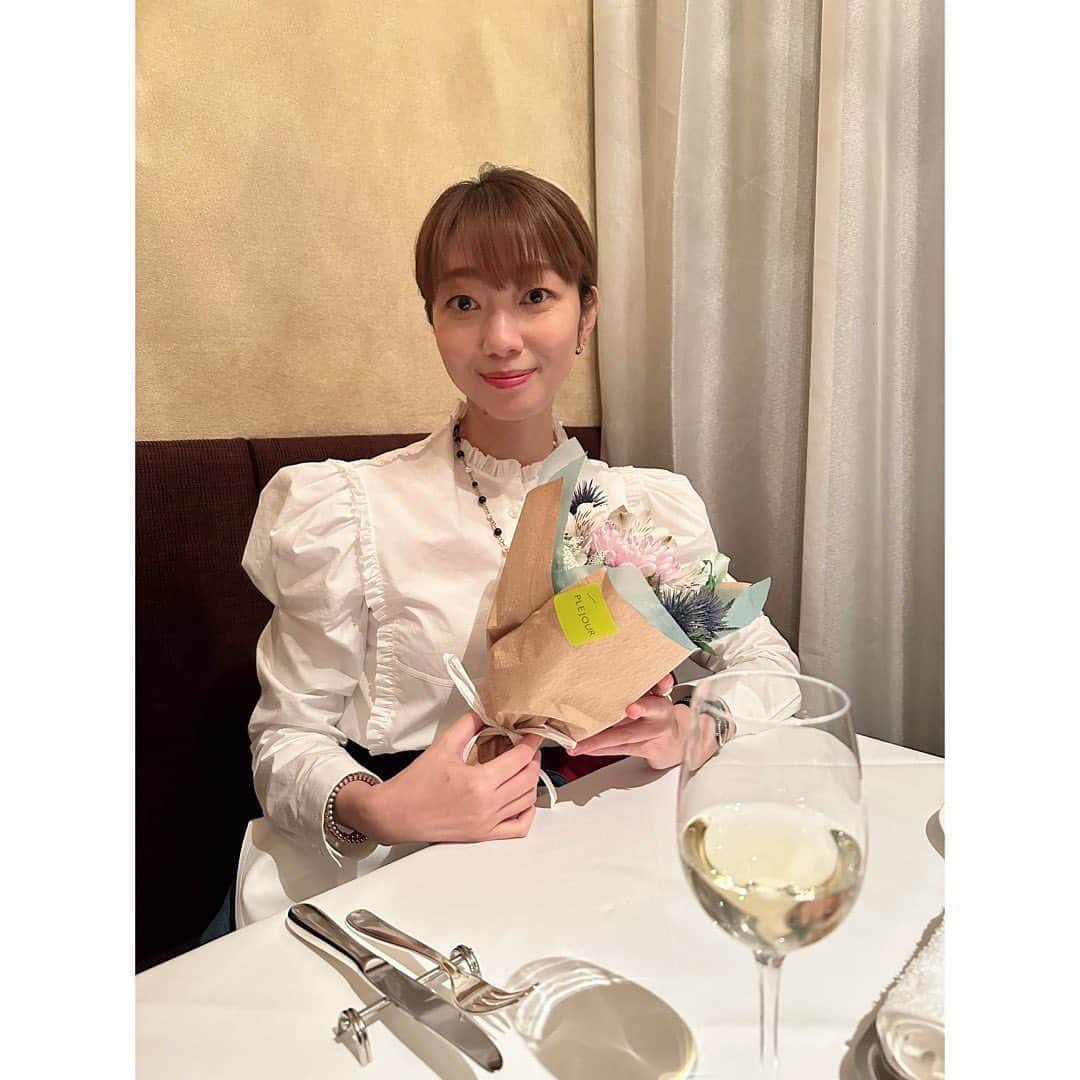 武村八重子のインスタグラム：「沢山のお誕生日メッセージありがとうございました🎂 . 無事また一年修行を重ね、背番号が増えました笑 . 誕生日を迎えた朝、どうしても今夜着たいアウターになかなか合う洋服が見つからず😵‍💫 「服がないーー！」と大量の洋服に埋もれながら40分も格闘しました… . それでも完璧なシルエットにならず、最終的には洋服を買いに行きようやく納得のものをゲット😮‍💨 . 結局私は、歳をとってもさほど成長が出来ず、いつも何かと格闘し、日々楽しみながらも何かしらの目標を見つけては達成するまで走り続けてる… . そんな風にドタバタジタバタしながら、強気に毒を吐き散らしながら一生懸命走る人生も悪くない！ . 人生は思い通りに行く事ばかりじゃないし、若い頃は悔しくて夜な夜な眠れない日が沢山あったけど、今は昔より、力の抜き方も分かりながら一生懸命ドタバタ走れるから歳をとるって良いかもー！！って思えます😊 . 幸いにも沢山の後輩達に囲まれるという恵まれた環境に居るので、若いエキスを吸いながら若作りに精を出し、お礼に後輩達に音楽家としての礎を築けるそんな存在になれたらいいなと👍 . 今年はLNoLの発売、そしてMUTIAを飛躍の年にするので更に身体にターボを巻きつけ全力疾走いたしますので、引き続き何卒宜しくお願い致します。 . 2023.01.11 ピアニスト 武村八重子拝 . #長文ですみません  #pianist」