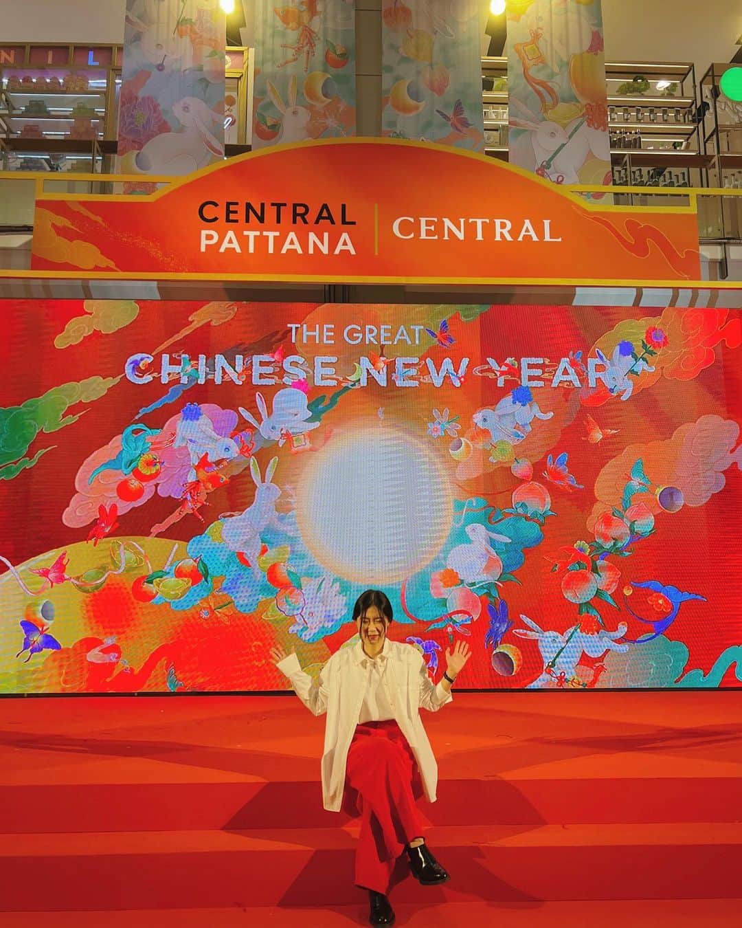 晴日のインスタグラム：「I am so thrilled and honored to collaboration with @centraldepartmentstore 'Central The Great Chinese New Year'  Let's jump into 2023 with positivity, happiness and gracefully!  Happy New Year everyone 🌙🐇」