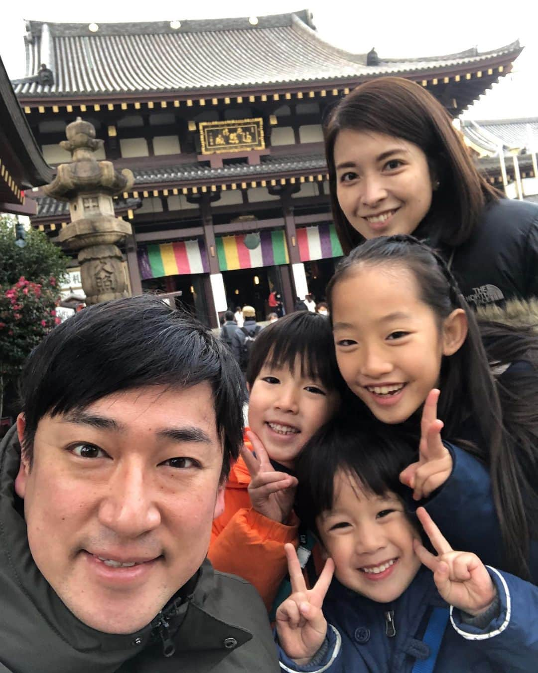 鷲尾春果のインスタグラム：「遅ればせながら、、、 明けましておめでとうございます🎍✨ 今年は長男が小学生、次男も幼稚園。 環境が変わっても、家族仲良く、健康第一で過ごせますように。 皆様、本年もどうぞよろしくお願い致します🙇‍♀️❤️ #2023#新年#初詣 #5人家族#3きょうだい#👧🏻👦🏻👦🏻 #育児#子育て#ママ」