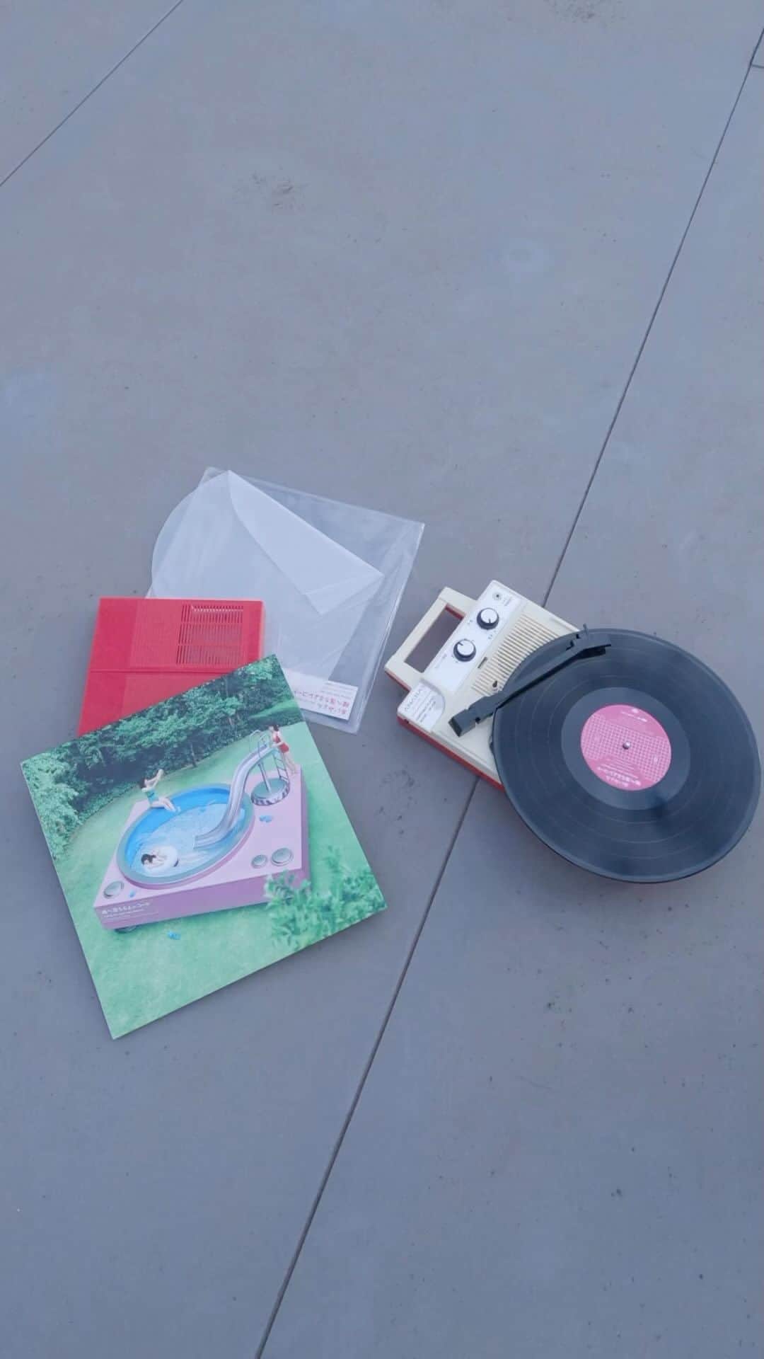 unBORDEのインスタグラム：「#あいみょん　  『瞳へ落ちるよレコード』 本日アナログ盤リリースとなりました！  完全生産限定、 在庫がなくなり販売終了です！ お早めにゲットしてください👶 　 ▼購入URLはハイライトから https://aim.lnk.to/hitoreco_LP  💿『瞳へ落ちるよレコード』 12inchレコード 発売日：2023年1月11日（水）  価格：¥4,400（税込） ※完全生産限定・2枚組   [収録曲] SIDE A 1. 双葉 2. スーパーガール 3. 姿   SIDE B 1. 初恋が泣いている 2. 君のこゝろ 3. 3636 4. 強くなっちゃったんだ、ブルー   SIDE C 1. 桜が降る夜は 2. ペルソナの記憶 3. 神秘の領域へ   SIDE D 1. ハート 2. インタビュー 3. 愛を知るまでは 　 #ヒトレコ」