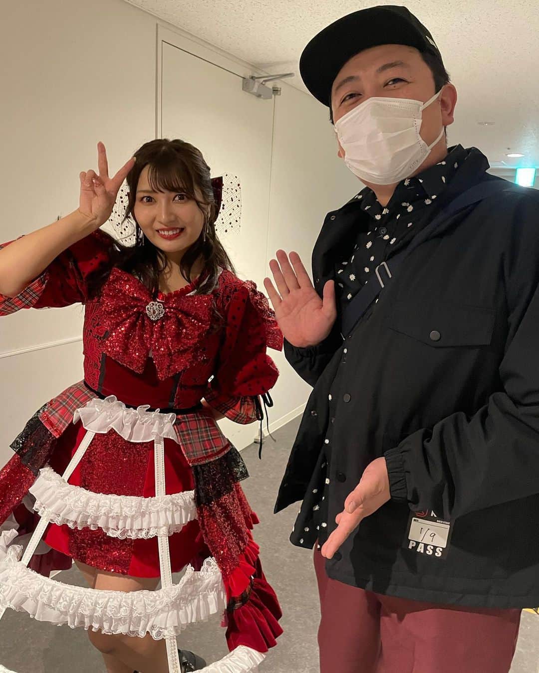 伊藤俊一のインスタグラム：「新年が明けて１０日ぐらい 経ちましたが皆様今のところ ２０２３年調子どう？？  僕は最高に良いこと２つと は？何それ？馬鹿なの？は？ って事が２つありました！！  トントンです今のところ！ その最高に良いことの１つ！ 愛乙女☆ＤＯＬＬの 太田里織菜さんの バースデーライブが とにかくもう最高すぎたこと！ あと3ヶ月ぐらいで 現体制のメンバーが卒業しちゃう らぶどるさんですがとにかく 仕上がりまくってますので 今からでも新規で推す価値 ありまくりです！！ 是非とも！  とりあえず今月はあと 良いこと１０ぐらい重ねたい！ よろしくお願いします！」