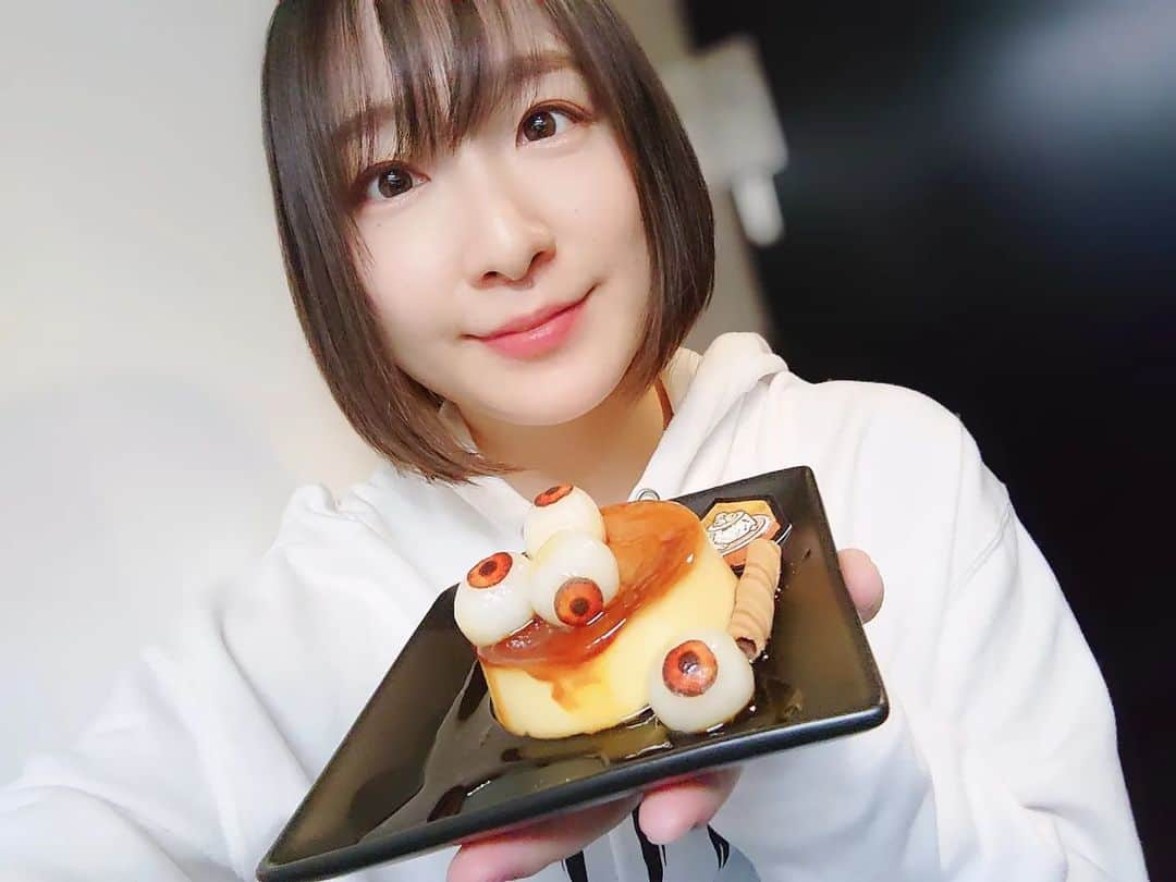 葉山いくみのインスタグラム：「ネカフェのDiCEでやってたデドバコラボメニュー食べてきた😋💕 やばいフラン🍮と隠密クロちゃんカレー🍛 どちらもすごいビジュアル〜〜〜 (とってもおいしかったです💮)  #deadbydaylight  #dbd  #デッドバイデイライト」