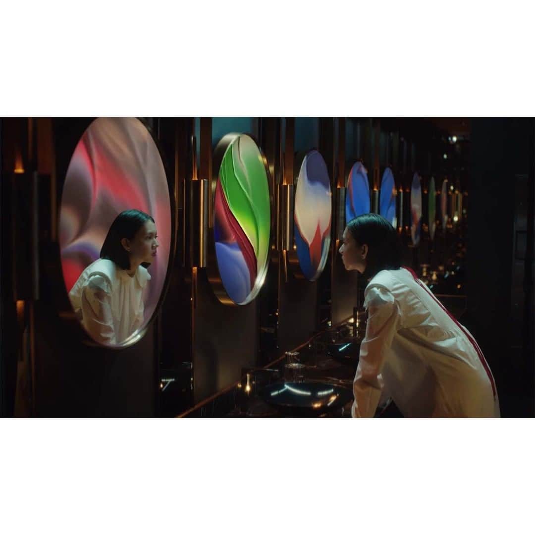 KANEBO OFFICIALのインスタグラム：「. - KANEBO新ブランドCM 「希望よ、超えてゆけ。」公開✨ プロフィールURLからご視聴いただけます！ -  新ブランドCMでは、2020年よりCM出演しているモデルの中島セナさんの他、年代も国籍も性別も異なる人々が、様々な場所で鏡に向かって化粧する瞬間を連ねました。  バスルームの鏡や、スタジオの壁面、流れる車窓や、街灯のミラー、スマートフォンのカメラ、その人を写す様々な鏡の中で口紅やアイシャドウなど思い思いの化粧を行う姿と、その表情を通じて、自分を表現することの高揚感、自分らしく生きる姿を描きます。   撮影に際しては、出演者それぞれが自分らしさを表現できる衣装を纏い、撮影中もそれぞれの出演者の思うように自分自身で化粧を行うなど、演技ではない自然な、その人らしい表情が生まれるように、ドキュメンタリー的手法を用いています。鏡に向かって、変わっていく瞬間の表情にぜひご注目ください！  #IHOPEKANEBO #KANEBO #希望よ超えてゆけ #新CM #TVCM #中島セナ さん #君は薔薇より美しい #橘慶太 さん」