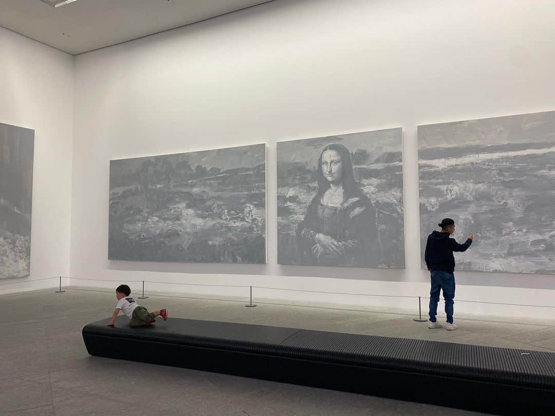 小泉里子のインスタグラム：「@louvreabudhabi   ずっと行きたいと思って行けてなかった、ルーブルアブダビ。 みんなが揃った年末に、グランドモスクとセットで巡りました。 車で30分くらいの距離だから、余裕〜と思ってたけど、いろいろミスって時間通りには動けず、ルーブルはダッシュで鑑賞になってしまって、皆ごめーんって感じでした😅  でもChildren museumもあって、子供達も楽しそうでした。」