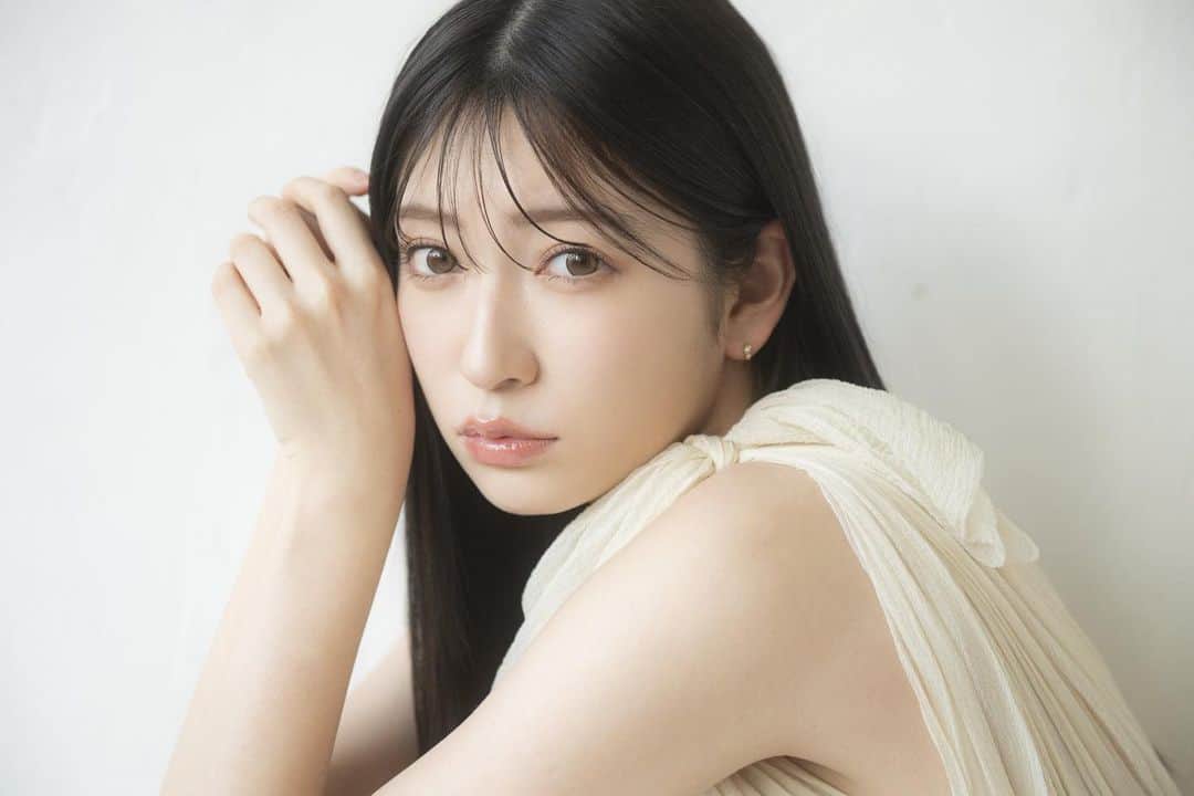 吉田朱里のインスタグラム：「宣材写真撮り直した❤️ アイコンも変えました！！ . どうかな？？」