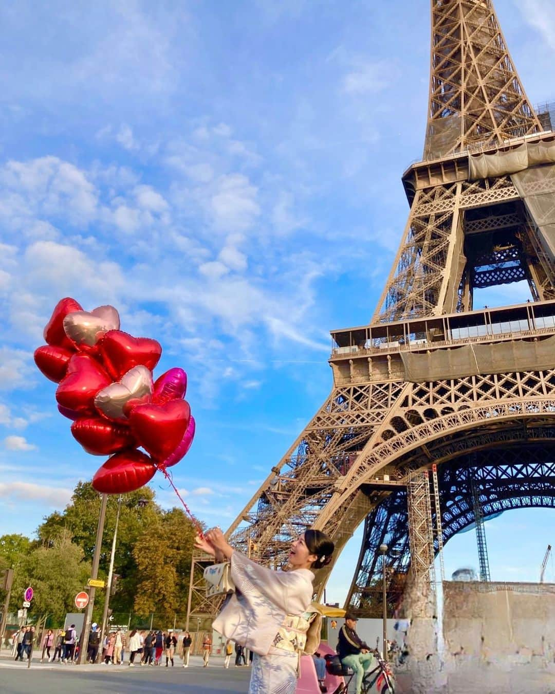 田中沙百合のインスタグラム：「「風船持って写真撮らせてください」 と言われました🇫🇷  でも自分の性格的にももう二度と こんな写真は撮らないだろうなぁ🤔  でもエッフェル塔前にて素敵な 写真の思い出が出来たので、 載せときます。笑  #ハートの風船❤️ #全くもってキャラではない」