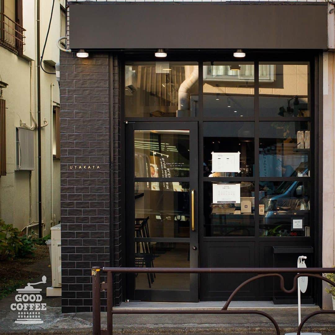 goodcoffeemeさんのインスタグラム写真 - (goodcoffeemeInstagram)「. ☕️ Good Coffee Crew Recommend Shop Info ☕️  【UTAKATA COFFEE ／ 東京・奥沢】  GC Crew：@tomo__110 「昨年、奥沢神社の側にオープンした「UTAKATA COFFEE」 奥沢駅から自由が丘駅に抜ける道に面しており、どちらの駅からも行きやすい場所にある、黒を基調としたシンプルなお店です。 オーナーの姉夫妻が営む広島「BREATH HIROSHIMA」で焙煎したコーヒーを、東京でも広めたいと言う素敵な家族愛が感じられるお店。人との繋がりを大切にするバリスタさん達が1杯ずつ丁寧に淹れてくれ、昨今のコロナ禍で家族の繋がりでさえも、儚く薄れそうな日々を素敵に感じさせてくれるコーヒーを飲むことができます。 さらに、コーヒーにあわせた焼菓子をオーナー自ら作り手に加わり、姉夫妻の作りだすコーヒーとのフードペアリングに努めています。 皆さん、家族や人との繋がりを求めたくなった際はUTAKATA COFFEEに訪れてみるのはどうでしょうか？」  — 📍東京都世田谷区奥沢5-14-31 🕘12:00〜22:00 (日 12:00〜18:00) 🗓定休日：不定休 —」1月11日 17時30分 - goodcoffeeme