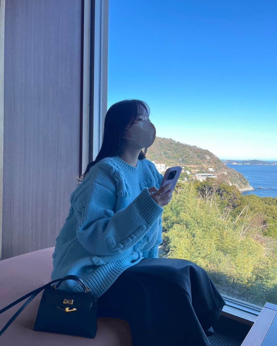 のインスタグラム：「すんごくお気に入りのニットです！ 話しているのはシソンヌ長谷川さんです！ 見えているのは海です！」