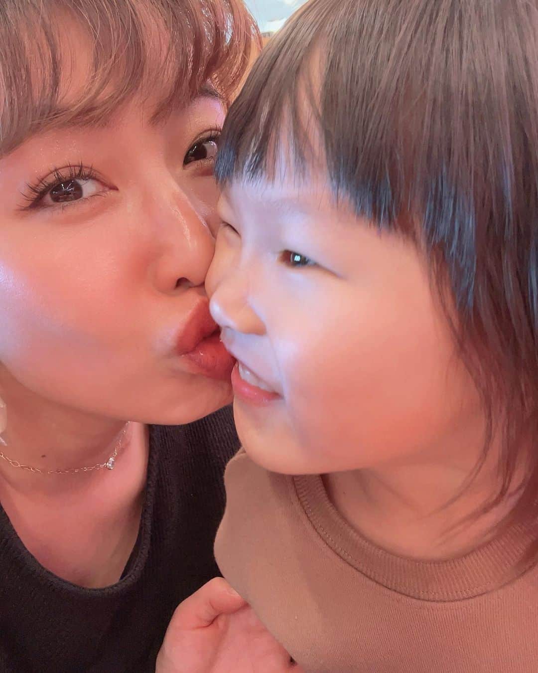 pukkeyのインスタグラム：「今日は今、水族館🐟にハマっている娘の喜ぶ顔が見たくて三保の海洋博物館に行ってきました😚 前まで魚を見ると怖いと言ってたけど終始興奮気味でとてもハイテンション😂 ずっとカメラを撮る真似をしてて こっちを向いて写真を撮らせてくれなかったけど1日充実していて 明日からまた頑張ろって思いました🫡🫡🫡 遅めのイヤイヤ期大変だけど頑張りまーす👍」