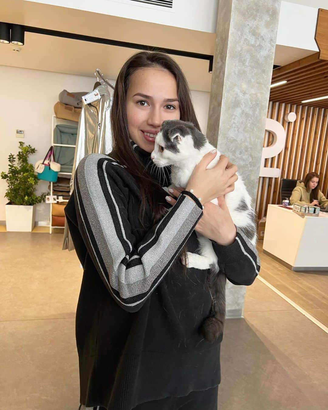 アリーナ・ザギトワのインスタグラム：「Начинаем год с добрых дел 😍  Не так давно я вновь приезжала в гости к пушистым хвостикам! Какие же эти малыши милые и беззащитные… 🥺  Вы тоже можете принять участие в благотворительной акции «Добролап» @4lapy.ru и оставить подарок на кассе в магазине или оформить доставку онлайн в один из приютов-участников акции, или вовсе подарить кому-нибудь из наших маленьких друзей новый дом ❤️  Пусть каждый из них будет счастлив! А мы им в этом поможем 😌  #добролап」