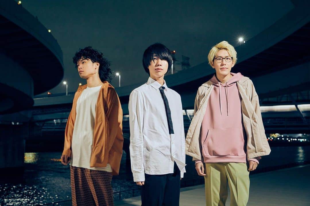 のインスタグラム：「. 新曲「夜顔」配信リリースが決定しました🌙  先行試聴が可能なApple Musicプレアド/Spotifyプレセーブのキャンペーンも開始しておりますので、是非お聞き下さい👂 （リンクはストーリーズへ！）  そして新曲発表に伴い、新アー写も公開しました🌃 （撮影：永田拓也さん）  #おいしくるメロンパン　#夜顔」