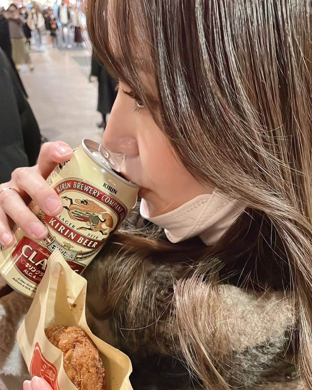 門脇佳奈子さんのインスタグラム写真 - (門脇佳奈子Instagram)「今年の初詣は浅草寺に行きました🫠  #浅草メンチ TikTokで見つけて行ったら大行列🫢🔥 缶ビール片手にさいくぅでした🍺  おみくじは久しぶりに凶🙃 お参りの前にビールカチ込んだのがあかんかったんかな。。」1月11日 18時09分 - kanakoofficial