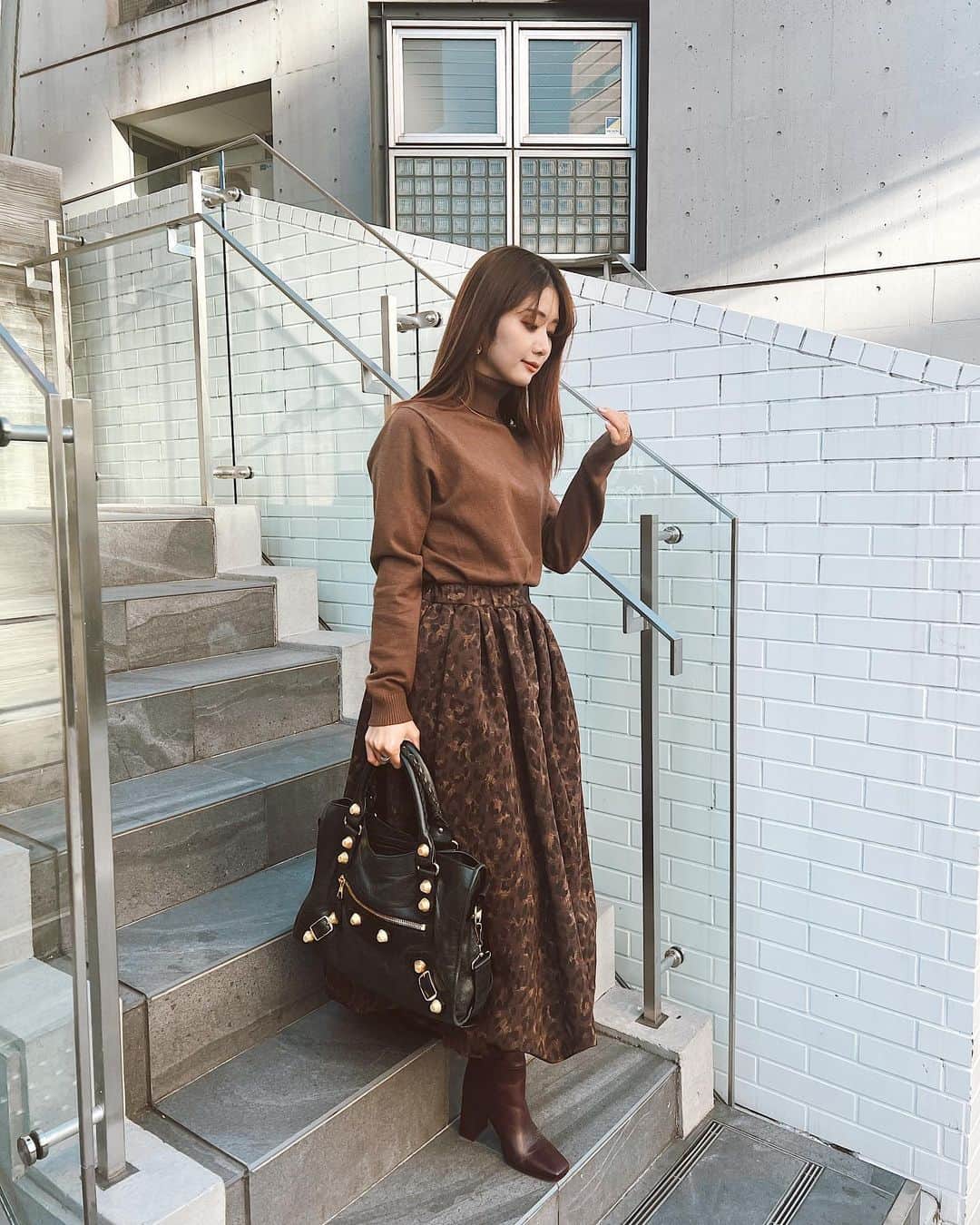 のインスタグラム：「#tokyolife 🤍🐰🤍  最近のいろいろ📸  tops#韓国購入品  skirts#coel bag#balenciaga  boots#zara  #outfit#fashion#コーデ#私服#오오티디」