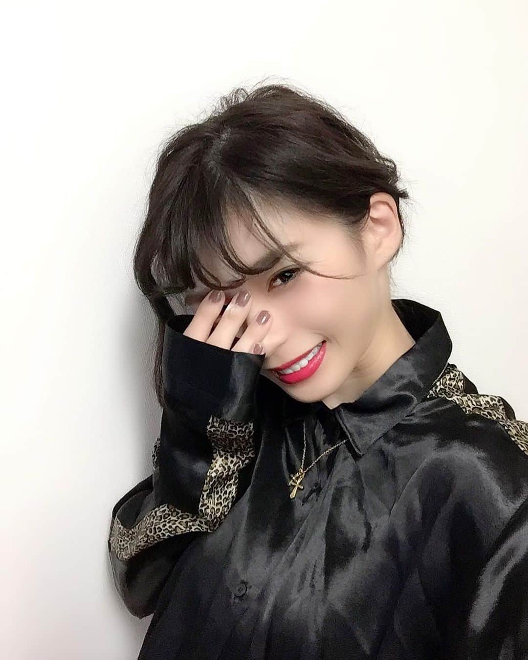 薬師寺美菜子のインスタグラム：「▷▶ . 久しぶりにピアス無し🐈‍⬛🖤⋆͛*͛ ピアス大好きマンの私は なんか1日中ソワソワしてた🙃 . . #black#ブラック#耳にも休息を #ピアス#ピアス大好き#pierce」
