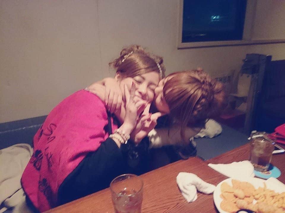 のインスタグラム：「信じられないくらい辛いことがあって挫けてましたがなんとか復活してきました SNSもほとんど見れなかったごめんなさい あ～なんで年末年始浜松帰らなかったんだろうなあ 今年に限って帰らなくて、いつもだったら浜松帰ってみんなで朝まで飲んでたのに 皆さん、友達とたくさん思い出作ってください まわりの仲間をすごく大切にしてください 写真は大好きな友達と、成人式の写真👭  たっくさん仕事してたっくさん遊ばないとね！ たくさんみんなと思い出作らないとね」