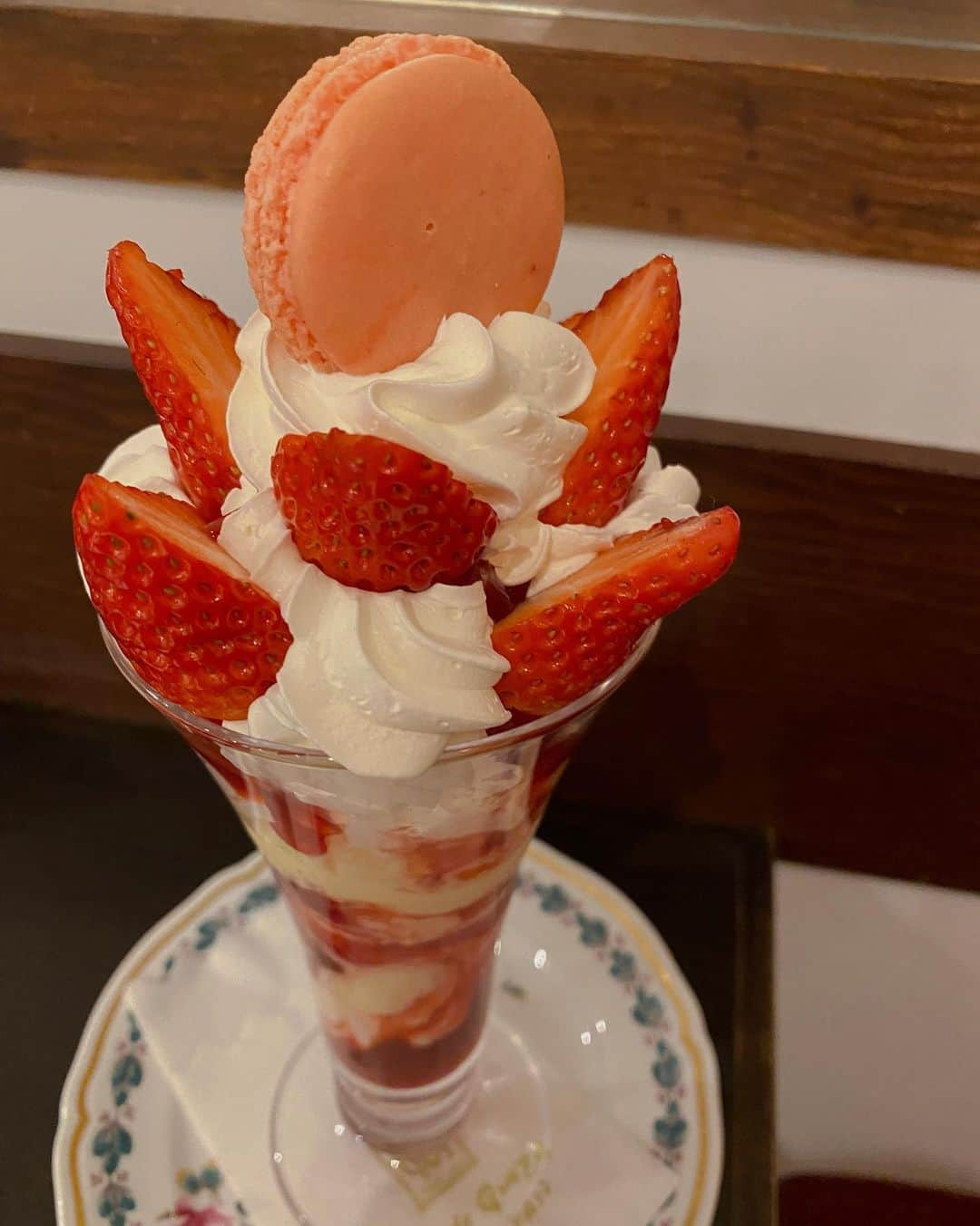 青山美郷のインスタグラム：「・ Highlights ・ 苺パフェ🍓& 抹茶玄米茶もち  お気に入りのゴールドリング仲間入り @lucen__official__ 💍  #ginzacafe#omotesandocafe#銀座カフェ#表参道カフェ巡り」