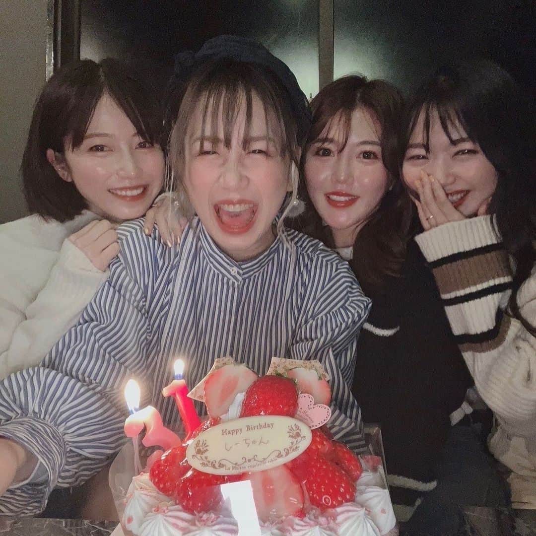 のインスタグラム：「. . みゃお りえちゃん ゆいちゃん が お誕生日お祝いしてくれました♡ . 着いてすぐゆいちゃんが 「ライター持ってへん？」って聞いてきたので 「あ、ケーキ準備してくれてるんだな」 ってなりました。 みゃおとゆいちゃんが同時にいなくなったので 「あ、りえちゃんが誕生日の曲歌って 2人がケーキ出だしてくれる流れかな」 ってわくわくしてたら扉開いて2人が入って来たんだけど、 おめでとー！！！とかなく普通に無言でケーキだけ持ってきて 「火つけて歩いたら危ないからな」とかいって 目の前で火付けてました。 その後さもサプライズかのように 「おめでとー！！！」って言って音楽かけてくれました。 吹き消しました ありがとう」