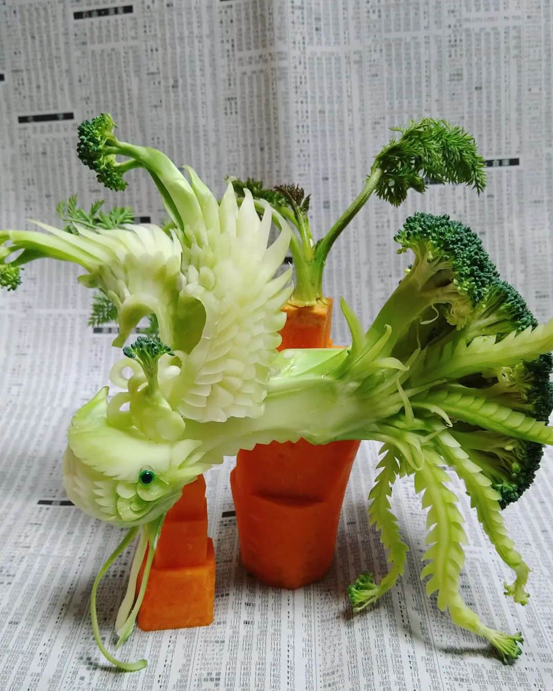 gakuのインスタグラム：「飛鳳來儀  久々の休みで彫り彫りです @ke.zong.9 柯明宗先生の本で勉強  #中国彫刻#carving  #野菜アート #野菜彫刻 #果物アート  #果物彫刻」