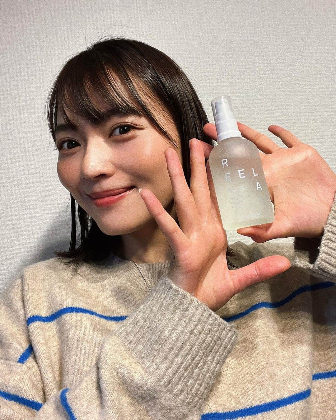 伊藤しほ乃のインスタグラム：「お正月休みをつかって、 久々に海外に行き、水の違い？日差しの影響？原因は分かりませんが肌荒れしてしまい、お肌からハリが消えてしまいました笑😅🌴  帰国してすぐに皮膚科に行ったけど、薬を使うと肌荒れは治っても乾燥して潤いがなくなっちゃうよね🙇‍♀️  とゆうことで、またこちらのオーガニック化粧水で優しくケア🧴 @reelaorganics  お肌に潤いが戻ってきました💓  濃密なサボテンオイルで美容液もいりません🌵🌵  いつも本当に助かってます☺️ ありがとうございます☺  @reelaorganics  プロフィール記載のリンクから、Instagram限定で1本あたり990円の特別キャンペーン価格でお買い求めいただけます👏  #reelaorganics #リーラオーガニックス#リーラオーガニックスのある暮らし #基礎化粧品#化粧水 #乳液#オールインワンコスメ#スキンケア #ウチワサボテンオイル#保湿 #保湿ケア #乾燥肌#エイジングケア #オーガニックスキンケア」