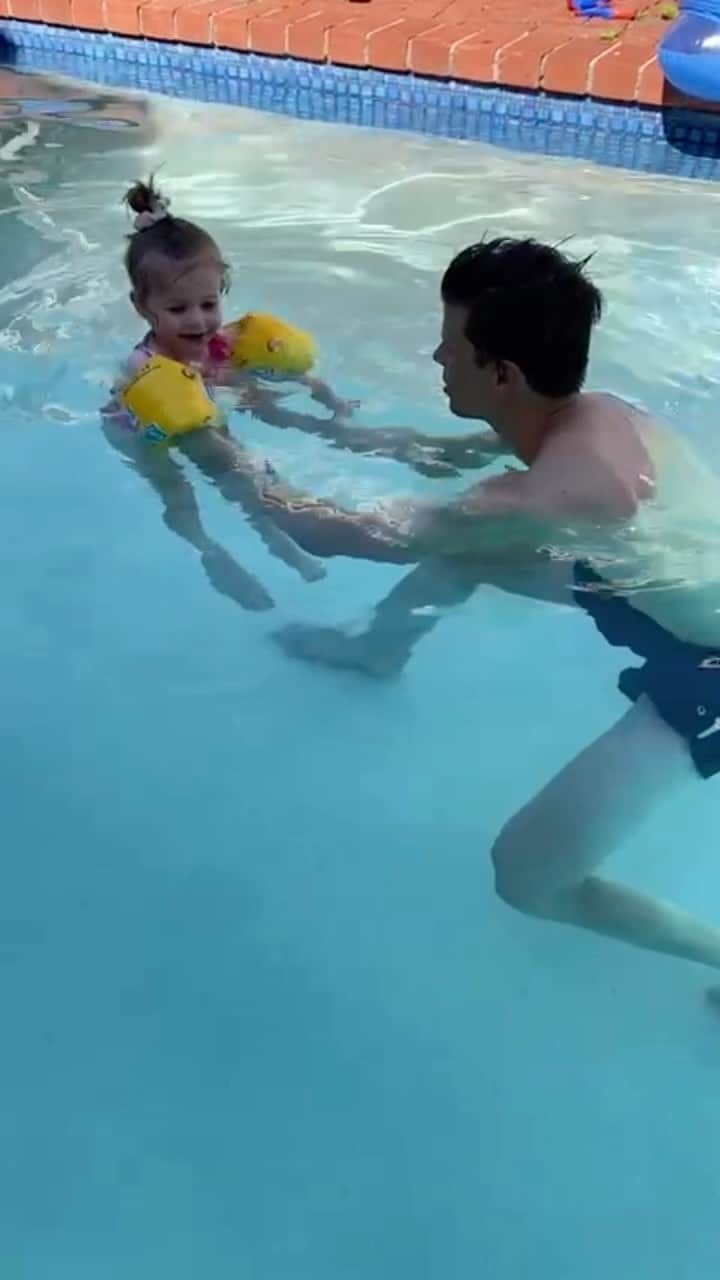 リアノン・ランゲラック（ミッチェル・ランゲラックの妻）のインスタグラム：「When you realize you can swim by yourself in floaties 🥰🥰🥰 @mitchlangerak “daddy stay back” 😅」