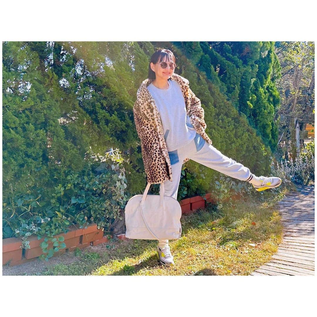 のインスタグラム：「年始初めての学びの日。 先生からお手製編み鏡餅をお年賀でいただきました。 嬉しいー☺️ たまたま鏡開きの日だったので、割ったお餅をオープンで焼いておぜんざいを作ってくれました。 その名も、"ワイルドぜんざい"😆 お正月に食べてなかったから嬉しくてペロリでした。 今年も先生から色んな事を学んで吸収できる1年になるといいな♡ 年末に買った古着のレオパードコート。 若干関西で着る事に抵抗があるけどw めちゃくちゃ気に入ってる🫶 今日は数シーズン前のHERFEEのリメイクスウェットセットアップに合わせて。 着る毛布スウェットは着すぎてるのでちょっとお休みw #fashion #style #remake #sweat #leopard #used #ootd #outfits」