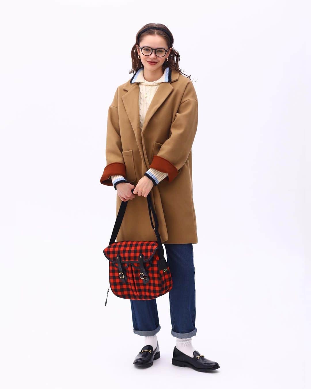 のインスタグラム：「まだまだ冬は折り返し地点だけど、どのブランドも冬服のセール時期。皆んなは今季セール品ゲットした？🛍 クルーエルでもお馴染みのブランド《サラ&ケイク》も、冬服のセール真っ最中！特に、1〜2月もまだまだ使える冬アウターはとってもお得なプライスに♡ . ゆったりとした着心地ながらも品良く着られるミドル丈のチェスターコートや、トレンド感のあるボリュームたっぷりのボアブルゾン、肉厚な生地で着心地もあたたかなニットコートなどなど…さまざまなスタイルに合う冬アウターは今からでも大活躍の予感🗣 ぜひチェックしてみてくださいねー！ . @saraandcake_official  from vol.86 ・・・・・・・・・・・・・・・・・・・・・・・・・・・  #cluel #クルーエル #cluelmagazine #クルーエル女子 #fashion #ファッション好き #ファッション雑誌 #おしゃれ #グッドガール #冬コーデ #saraandcake #サラアンドケイク #冬アウター #コートスタイル #ミリタリージャケット #ボアブルゾン #ニットコート #デニムコーデ #ニットコーデ #ボーイッシュ女子 #シンプルが好き  こちらのアカウントもフォローしてね！ @cluel_homme @navys_magazine」
