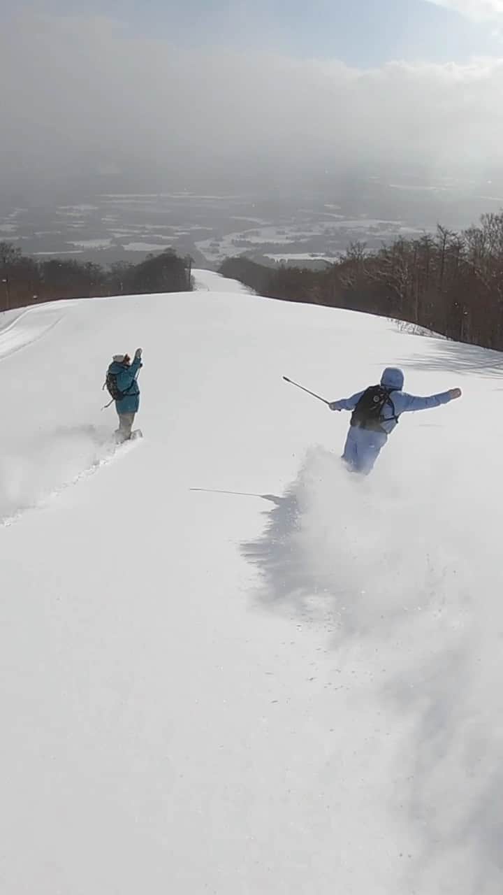 hoshinofumikaのインスタグラム：「HEAVEN IS A PLACE ON EARTH🌏🏔💖❄️✨👭 五感がどうにかなりそう❤️‍🔥 全員にこの体験してほしい！！！！🤯😭💖🌏🤝  岩手県雫石スキー場の キャットツアーだよ😳！  🏔@shizukuishi_ski_golf_official  📱 @yukiyama2016  🏂 @sims_snowboards_jp  👗 @roxyjapan  🥽 @electric_japan  🧤 @powgloves  🥾 @burtonjapan  💜 @murasakisports_official   #snowboarding #snowboard #スノーボード #スノボ #スノボ女子 #女子旅 #五感 #雫石  #雫石スキー場  #japow #パウダー #パウダースノー #japan」