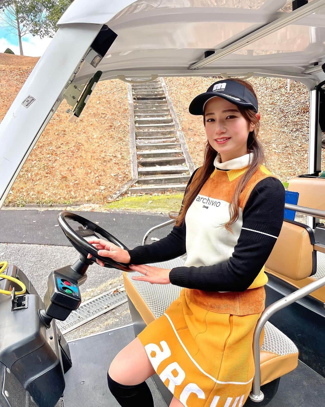 なみのインスタグラム：「今年2回目のゴルフ⛳️💕  まだ100切ってない😳😳 寒いからって事で仕方ないやんね🫢笑  たまに良いショット出るから、、、😍  ゴルフ楽しい⛳️🤭💕  アルチビオセットアップ可愛い😍 @archivio.official  バイザー　@munsingwear_jp  シューズ　@adidasgolf   #ゴルフ #ゴルフウェア #ゴルフ女子 #ゴルフ好き #ゴルフ大好き #ゴルフスイング #ゴルフバカ #ゴルフ好きと繋がりたい #ゴルフ仲間募集中 #ゴルフコーデ #ゴルフ初心者 #ゴルフ#ゴルフ場 #golf #golflover #japanesegirl #japan #골프 #골프여자 #골프스윙」