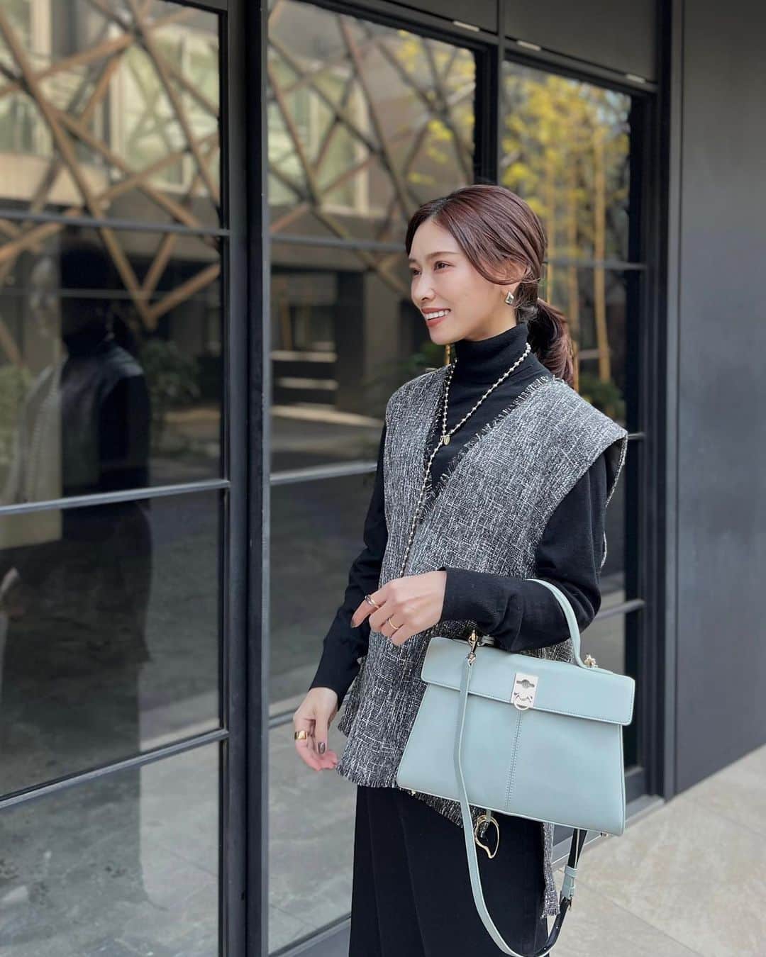 石黒美帆のインスタグラム：「. ⁡ 真っ黒コーデにベストの 楽ちんスタイルだった日🖤 ⁡ ⁡ ⁡ tops #UNIQLO vest #bonjoursagan  skirt #ronherman #motherdenim bag #cafune boots #mirem ⁡ ⁡ インクアートする予定だったので 一応汚れても良いように。☺️ ⁡ #ファッション#冬コーデ#冬服コーデ#きれいめカジュアル#大人カジュアル#アラサーコーデ#シンプルコーデ#30代コーデ#モノトーンコーデ#ベストコーデ#ユニジョ#ユニクロ#ロンハーマン#ミレム#seadsmara」