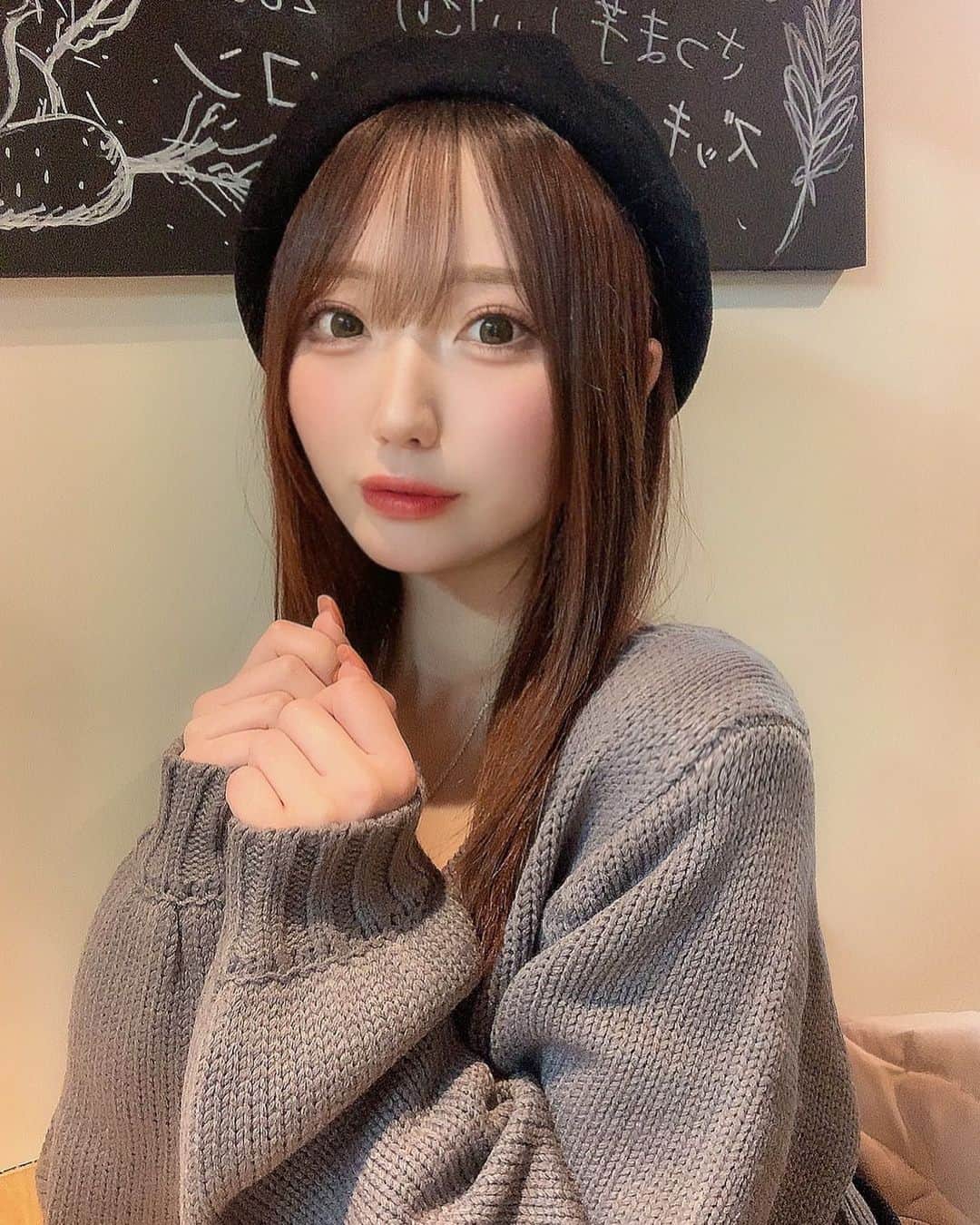 柳田なつみのインスタグラム：「髪の毛ストレートあててから、ドライヤーするだけでめっちゃサラサラ🪄 ・ ・ #ストレートヘア　#ストレート　#ベレー帽　#ニット」