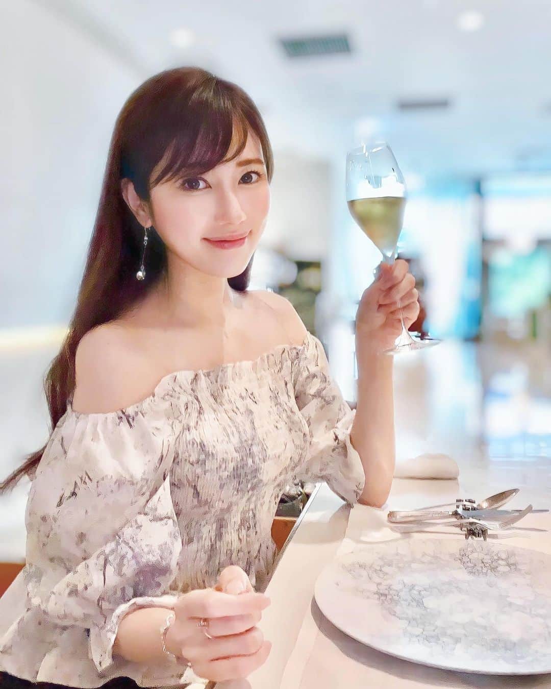 佐倉知里のインスタグラム：「あけましておめでとうございます♡  2023年🐇 気付いたらもう1月が1/3過ぎてました... 早すぎませんか🥺  去年はお料理教室を再開したり ブーケを沢山束ねたりと これからの基盤ができたかなと思っています🌸  いつも目標とかは決めないのですが(思い立って行動人間) 今年は決めました！！  ・ホームページを作る ・海外からの旅行客向けの英語お料理レッスン with mum ・子供お料理教室 ・お料理教室のカリキュラム導入(頑張りたい) ・これらを実現するためのキッチンスタジオをどうにかする   (今の場所はコストかかりすぎで🥲)  ・ブーケ沢山束ねて写真を撮ってきちんとpostする(大事) ・旅行いきたい (願望) ・インスタpost沢山する(時差すぎ問題)  ・バックはきちんとしめる  あと2月にとっっても可愛いケーキ🌸制作の ディプロマを取得する予定なので お料理教室にプラスしてそのレッスンも開催します🤍  そして2023年も大好きな人達と一緒に 笑って笑って食べて飲んで笑ってハッピーに過ごす🥰❣️  皆様今年も宜しくお願いいたします🤍  佐倉知里🐰🤍‪𓂃 𓈒𓏸」