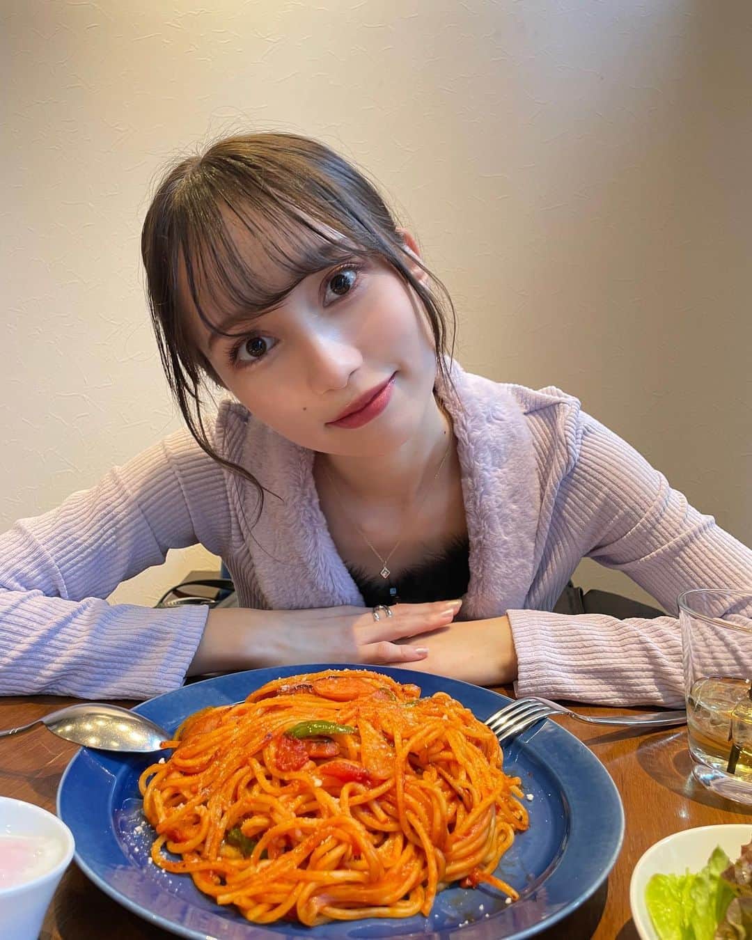 神谷侑理愛のインスタグラム：「ナポリタン美味しすぎた🍝 みんなスパゲティ何が好き❓- ̗̀ 👉🏻👈🏻 ̖́- ⁡ #彼氏目線 #彼女目線 #ナポリタン #パスタ #スパゲティ #スパゲッティ #ご飯 #ランチ #銀座ランチ #銀座 #アップヘア #ヘアアレンジ #シルバーネイル #シルバーリング #ヘアクリップ #アレンジ #ミディアム #シルバーアクセ #カフェ #銀座カフェ」