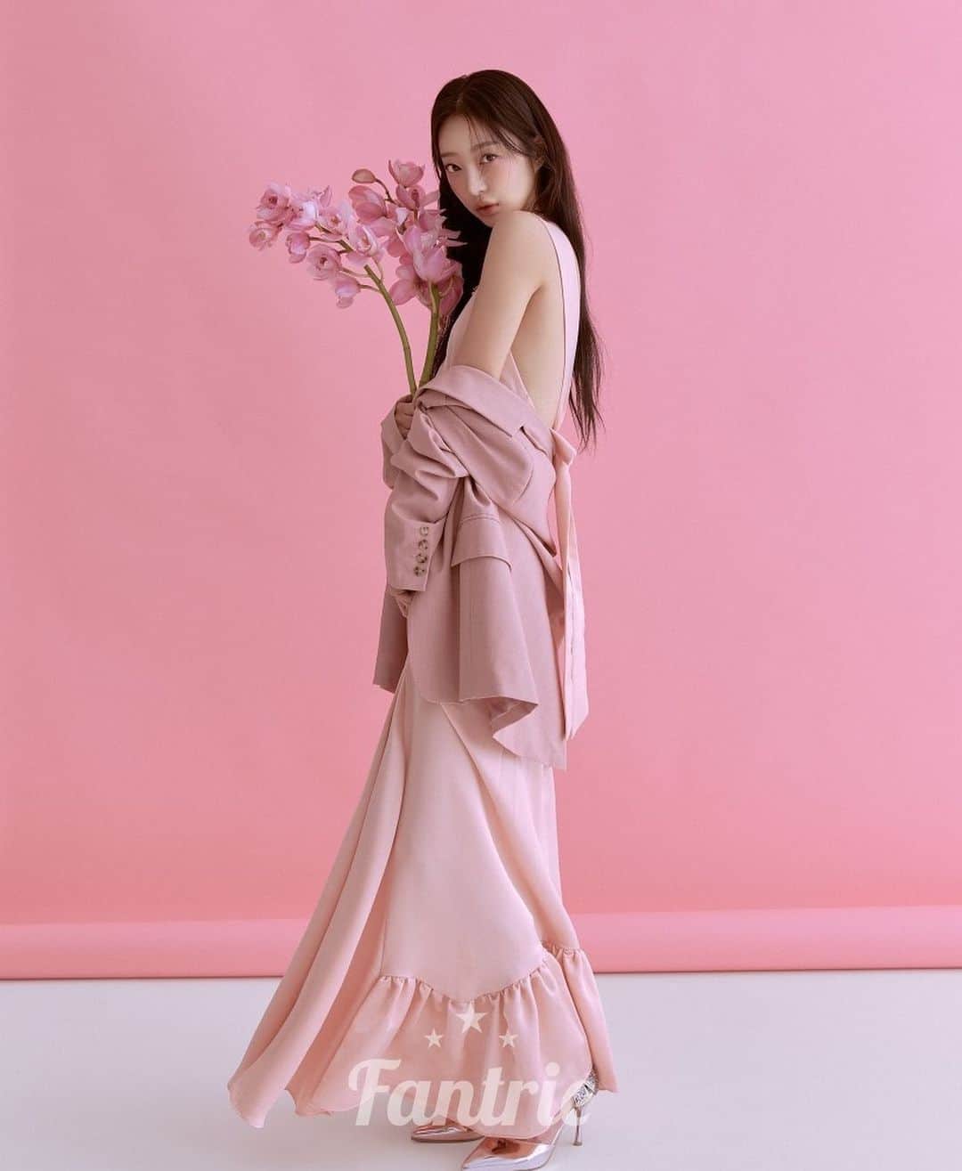 ヘリンのインスタグラム：「Do you want to know me more? #fantrie 👉👉👉👉👉fantrie.com/Hyeliniseo」