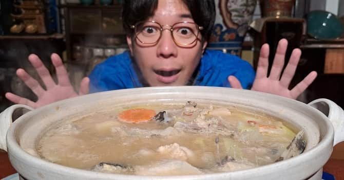 のインスタグラム：「.  きょうのTHE TIME,列島中継では 「鍋壊し」と呼ばれる 北海道ならではの鍋をご紹介しました。  鍋に使う食材は、 冬場にスーパーや市場にもよく並ぶカジカ。 インパクトありますよねえ…😭 かわいいという声も。  じゃがいも、大根、にんじん、長ネギと鍋に入れ、 味付けは白味噌でシンプルに。  え、そもそもどういうこと？？🤔 鍋が壊れるの？👀って思いますよね。  そうなんですよ、壊れるんですよ！！  気になる「鍋壊し」の意味… それは、もともと漁師のまかない飯だったそうで、 あまりの美味しさに、我先にと鍋が壊れるくらい みんなで鍋底をガンガンつついて食べたところに 由来するそうです。  それだけおいしい鍋、という意味ですね☺️  ちなみにお店では 実際に壊した人は見たことないそうです。  身は締まってぶりっとしていて、 魚のだしの旨味が体にしみわたります… 肝の濃厚な甘みとトロッとした食感もたまりません。  思わず鍋を壊しちゃうくらいの美味しさでした！💥  #鍋壊し #鍋 #鍋料理 #鍋レシピ  #鍋パ #鍋スタグラム  #カジカ #北海道 #小樽 #小樽グルメ #アナウンサー #札幌  @thetime_tbs #thetime_tbs」