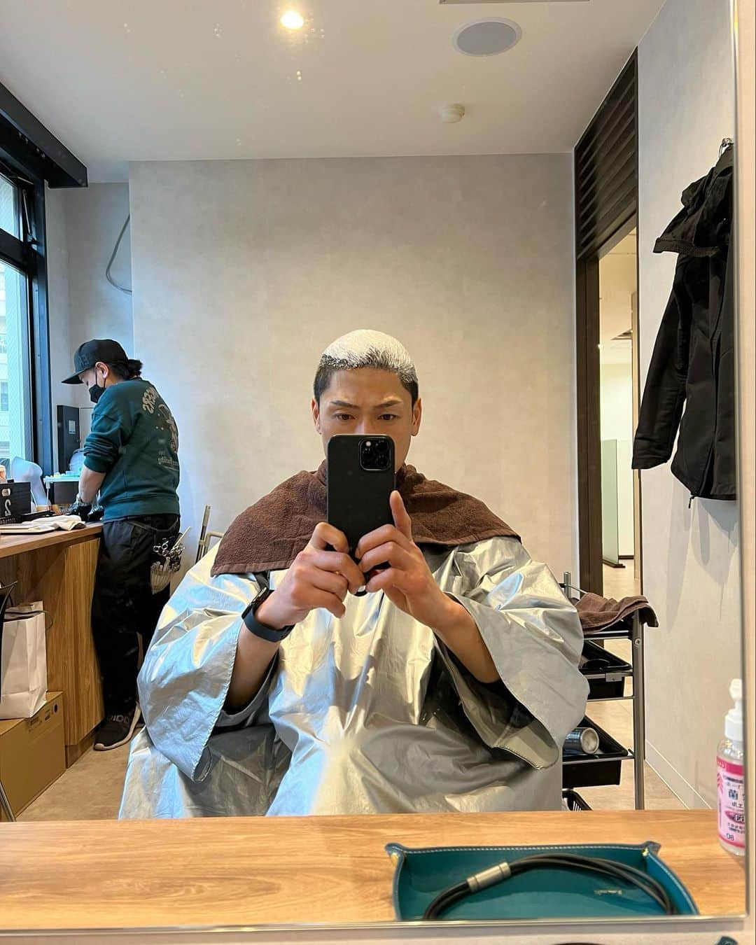 樽美酒研二さんのインスタグラム写真 - (樽美酒研二Instagram)「今日は松戸さんとこ行ってきました✂️✨ツアーに入ったら髪型変えれないのでどうな風にするか模索中。。🤔  最近表情写ってる時はコメントオフにしてますが皆様は全然気にしないでくださいませ(。-∀-)気楽に投稿できる日を夢見ながら今日も発信し続けます！頑張ります✨」1月11日 19時44分 - ketsu.no.kamisama